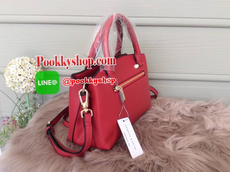 จัดส่งฟรี EMS ทั่วไทยค่ะ พร้อมส่ง New! 2017 CHARLES & KEITH BASIC CITY BAG SHOP (Size M) กระเป๋าถือหรือสะพาย ทรงสวย ขนาดกำลังดี อยู่ทรง หนังpuแข็ง ภายในเปิด-ปิดด้วยกระดุมแม่เหล็ก มี2ช่อง คั่นกลางด้วยช่องซิป ฐานกระเป๋ามีหมุดรองฐานสี่มุม ใส่กระเป๋าสตางค์ยาว