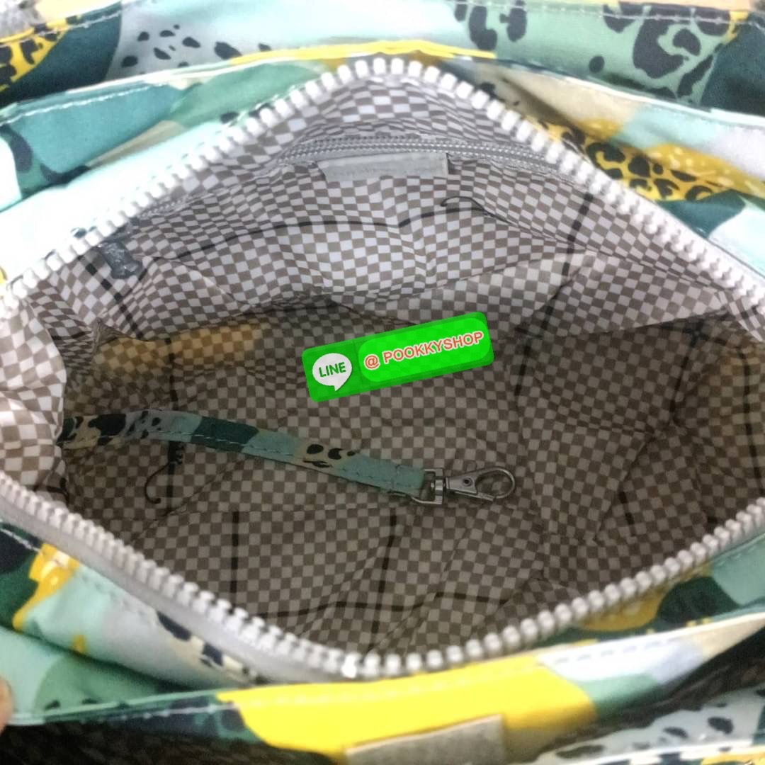 KIPLING ELISE HANDBAG กระเป๋าถือและสะพายไหล่ วัสดุ Nylon +Polyester ขนาดกำลังพอดี จุของได้มาก มีหูจับสองสาย ถือสะดวก น้ำหนักเบา มีช่องซิป ด้านหน้า ช่อง กระเป๋าหลักเปิด-ปิดด้วยซิป มี3 ช่องว่างใส่ของได้จุมากๆ ใส่มือถือได้ กระเป๋าสตางค์ใบยาว และ เครื่องสำอาง