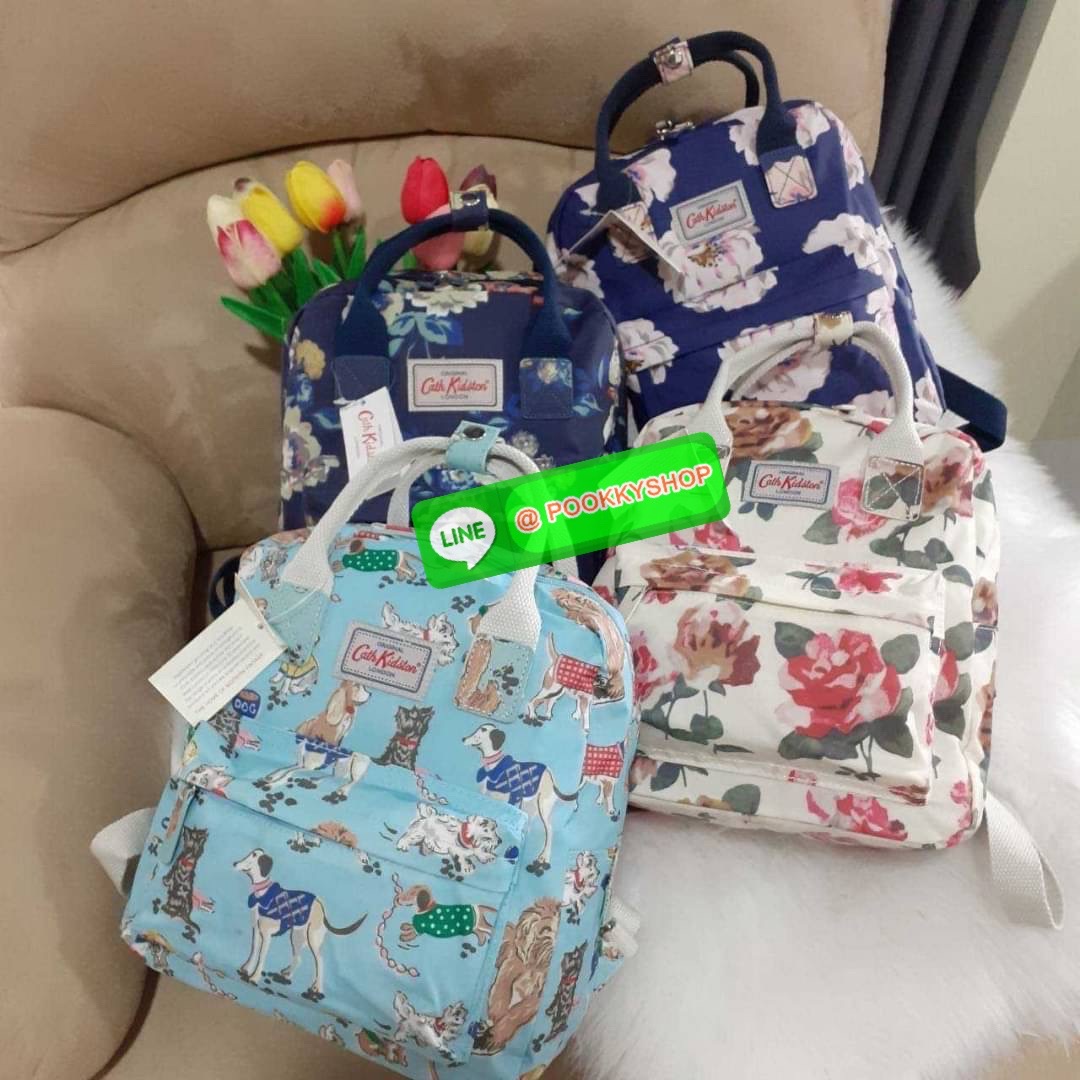 Best Seller !! Cath Kidston Multi Strap Backpack กระเป๋าสะพายเป้รุ่นมินิ แบรนด์ดังสไตล์วินเทจสุดฮิต วัสดุ Canvas เคลือบกันน้ำสามารถเช็ดทำความสะอาดได้ เปิดปิดด้วยซิปสะดวกใช้ ด้านหน้าประดับโลโก้แบรนด์ พร้อมช่องซิปด้านนอกใส่กระเป๋าสตางค์ มือถือได้ ด้านในมีช่