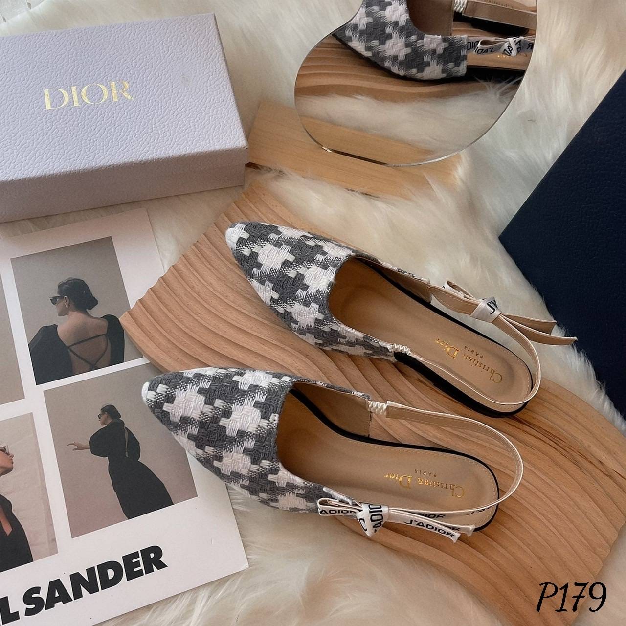 พร้อมส่ง มาใหม่ค่ะ รองเท้าคัทชูทรงหัวแหลม D ior ผ้าทอลาย ชิโนริ ลายใหม่ล่าสุด ตัวสายด้านหลัง เป็นรัดส้นตัดต่อยางยืด ทำให้สวมใส่ง่าย ไม่ขาด แข็งแรง ทรงสวยเก็บหน้าได้ดี ผ้านิ่มซับหนังนิ่มด้านในอีกชั้น คือน่ารักมาก ไม่ไหว เกินต้านสุดๆเลยค๊า