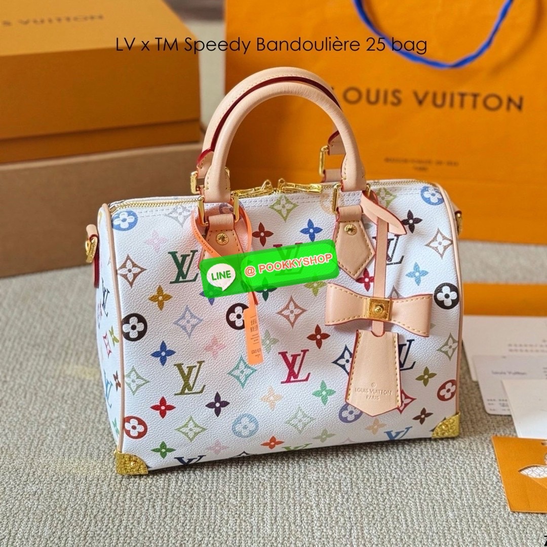 LV x TM Speedy Bandoulière 25 bag กระเป๋าทรงหมอน รุ่นใหม่ท็อปฮิต สวยหรูโดดเด่น มีชีวิตชีวาในคอลเล็คชั่น LV x Murakami ด้วยลายโมโนแกรมสุดไอคอนิกเปี่ยมสีสันที่รังสรรค์ขึ้นใหม่จากพาเลตต์สีสุดป๊อปอันเป็นเอกลักษณ์ของศิลปินชาวญี่ปุ่น ดีไซน์กระเป๋าสุดคลาสสิก รูป