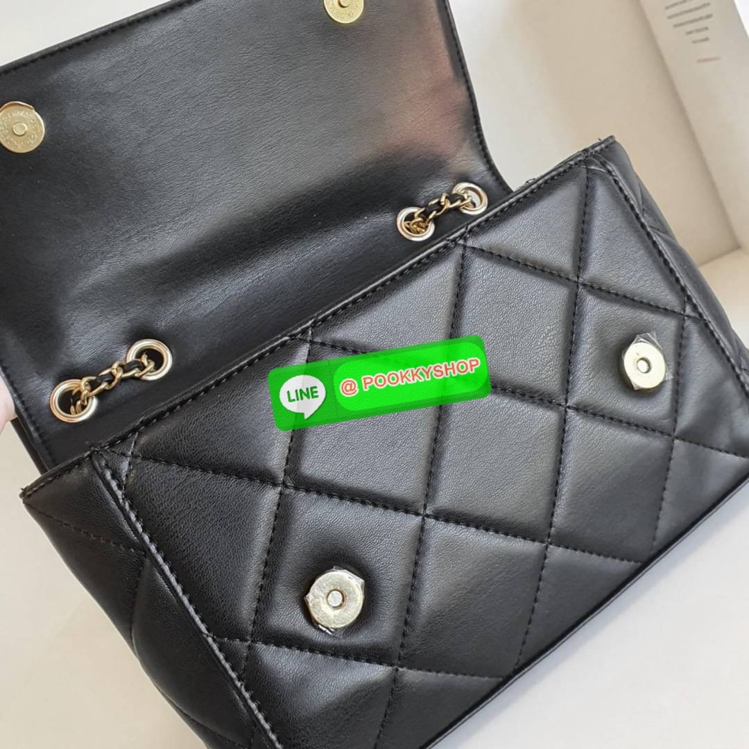 รุ่นใหม่ล่าสุด!! GUESS CESSILY CONVERTIBLE CROSSBODY BAG กระเป๋าสะพายข้าง รูปทรงสวย หนังนิ่มมือมากกก ตกแต่งด้วยโลโก้แบรนด์ด้านหน้า ด้านในเปิดปิดด้วยกระดุมแม่เหล็ก มีช่องซิปแยก+ช่องใส่บัตรฝั่งตรงข้ามอีกช่อง สามารถใส่กระเป๋าสตางค์ยาว โทรศัพท์ได้ทุกรุ่น มาพร