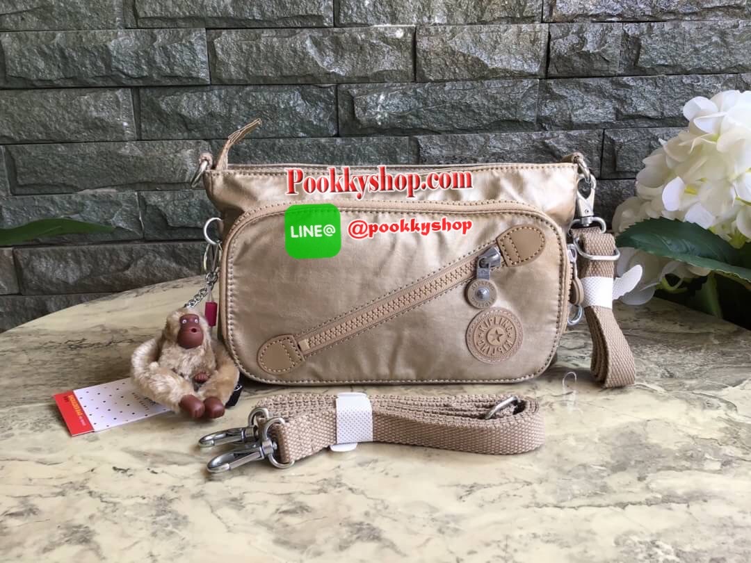 Kipling milos crossbody bag (K13696) กระเป๋าสะพายข้าง crossbody ขนาดกำลังดี มี 2 สาย สายสะพายสั้น ถือเป็นทรงพอรช์(pochette)ถอดเปลี่ยนสลับกับสายยาวได้ มีช่องซิปใช้งาน3ช่อง 2ช่องใหญ่ภายในมีเล็กแยกเป็นสัดส่วน ใส่มินิไอแพค กระเป๋าสตางค์ยาวได้ ด้านหน้ามีช่องซิ