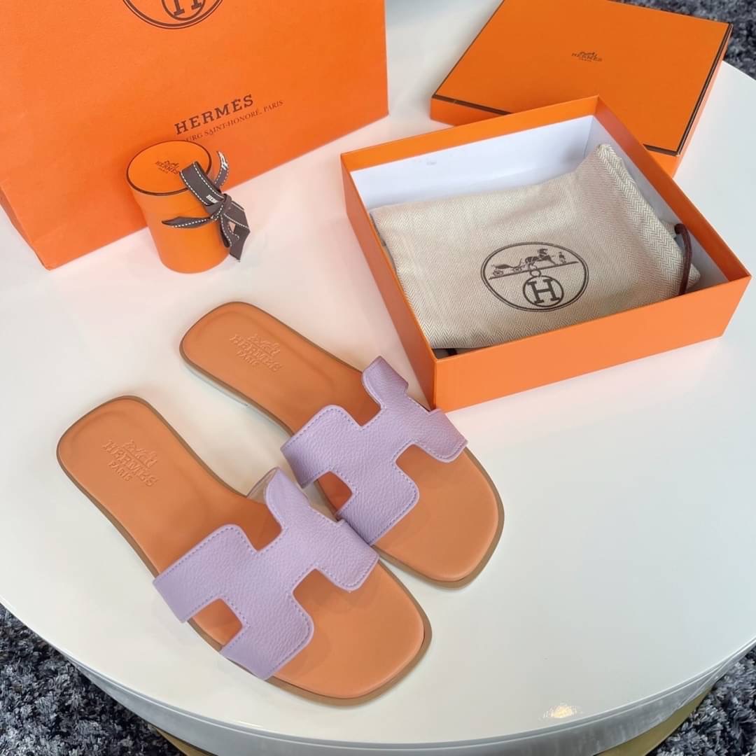 พร้อมส่ง รองเท้าแตะ Hermès สีพาสเทล ตัวใหม่ล่าสุด สีน่ารักมากกทุกสี คัดสีออกมาแล้วแมสที่สุด ให้เข้ากับเท้าสาวๆ ขับผิวมากคะ พื้นปั้มแบรนด์