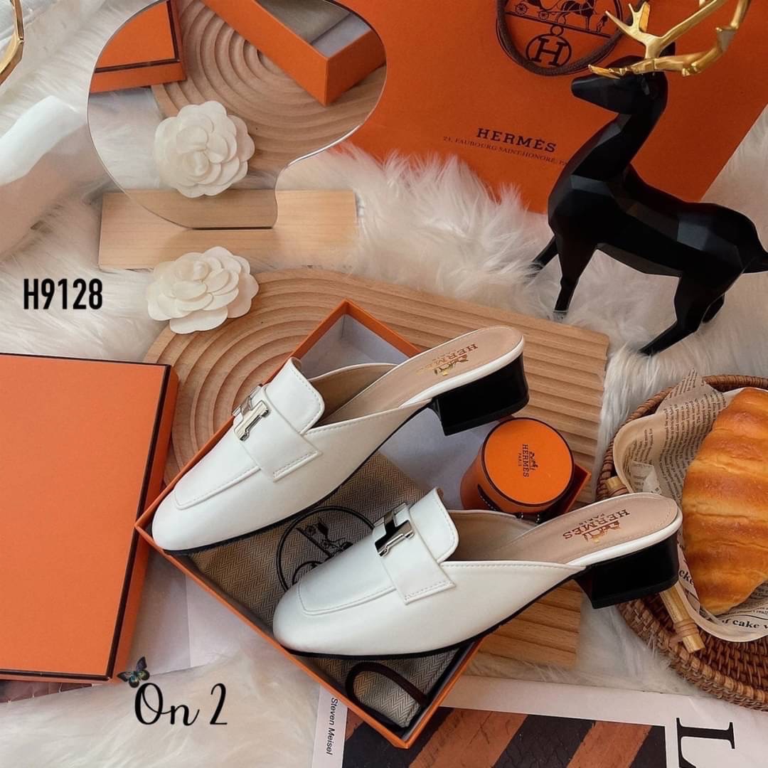 HERMES รองเท้าทรง slipper หน้าH สีเงินสวยหรู ทรงสวยอัพลุคให้ดูแพง ดูดี เสริมส้นเล็กน้อยสูง4cm.หนังนิ่มใส่สบายไม่กัดไม่บีบเท้าค่ะ