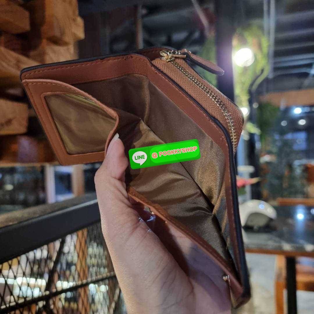 COACH 7331 SMALL TRIFOLD WALLET IN SIGNATURE CANVAS สวยคลาสสิค พกพาง่าย ใบเล็กน่ารักน่าใช้ ต้องยกให้ใบนี้จ้า ตอบโจทย์คนชอบพกน้อยที่สุด!! กระเป๋าสตางค์ใบสั้นหนังแคนวาสเคลือบคุณภาพดี ภายในเป็นหนังแท้ ใส่บัตร ใส่ธนบัตรได้ทุกชนิด มีช่องซิปแยก ใบเดียวใบนี้คือเ