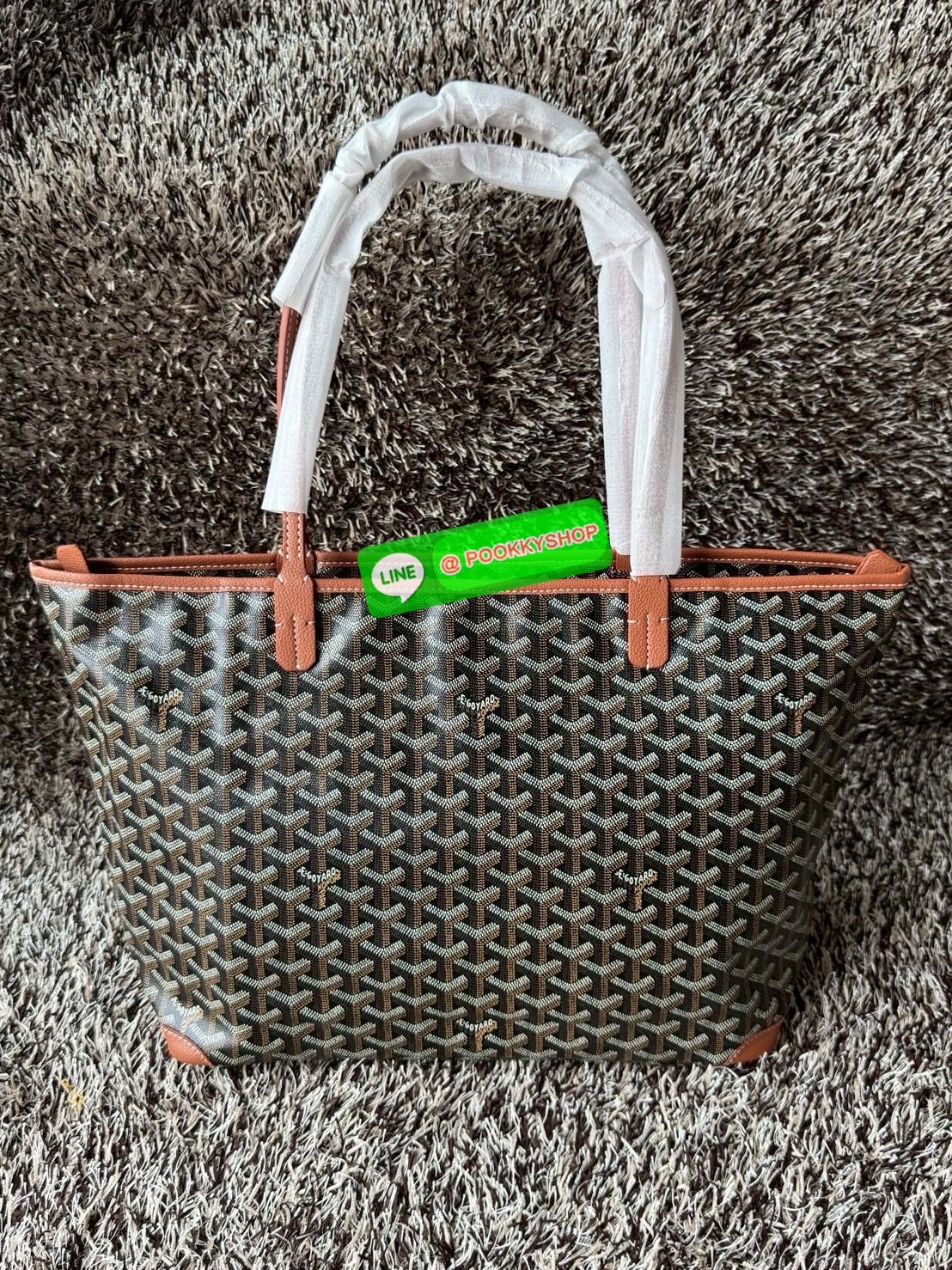Goyard Artois MM Bag กระเป๋า Artois MM เป็นกระเป๋าที่มีซิปด้านบนเพิ่มคงามปลอดภัย ภายในพื้นที่กว้างเพื่อจัดระเบียบข้าวของของคุณ มันโดดเด่นด้วยฐานด้านล่างทั้งสองมุมเย็บต่อด้วยหนังใช้งานในแบบทางการหรือกึ่งทางการก็ได้