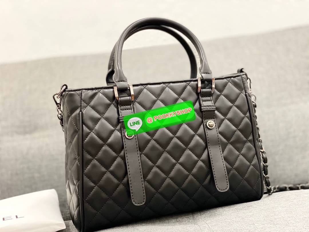 VIP CHANEL กระเป๋าถือหรือสะพายไหล่ ทรงยอดนิยมวัสดุหนังแกะแท้ ลายตาราง น้ำหนักเบาโดดเด่นลายแบรนด์ด้านหน้ากระเป๋าเอกลักษณ์ของคอลเลคชั่นนี้ หูจับหนัง แข็งแรงพับลงได้ด้านหน้ามีโลโก้เเบรนด์ มีช่องแบ่งถึง 3 ช่องเป็นสัดส่วน มีช่องใส่มือถือ ใส่ ipad ได้ ภาพถ่ายจา