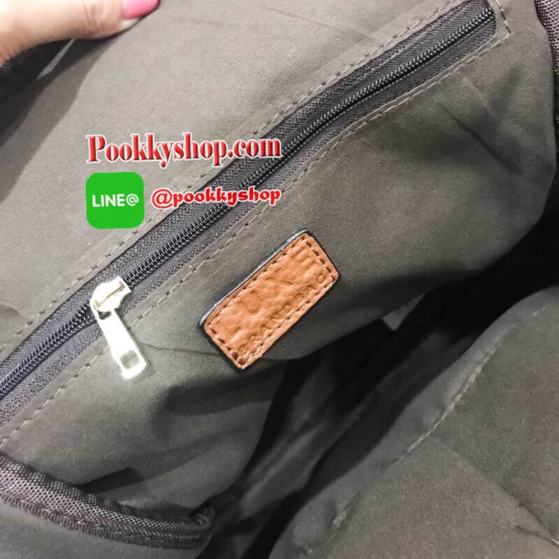 New Arrival ทางร้านได้กระเป๋าเป้รุ่นที่ขายดีมากๆจากแบรนด์ Luxe มาค่ะ ตัวหนังพียูสวยมาก เนื้อนิ่ม เหมือนหนังแท้ ใบนี้รูปทรงเรียบๆใช้ได้บ่อยทุกเวลาคะ น้ำหนักเบามากเพียง 460 กรัม มีมาให้เลือกถึง 3 สี สีดำ สีน้ำตาล และสีน้ำเงิน รุ่นนี้พิเศษตรงที่ขนาดสามารถใส่