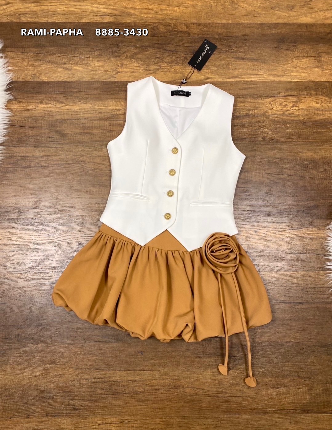 ชุดเซทแฟชั่น ชุดเซต3ชิ้น เสื้อสีขาวกระดุมหน้าสีทองสวยหรูโดดเด่น