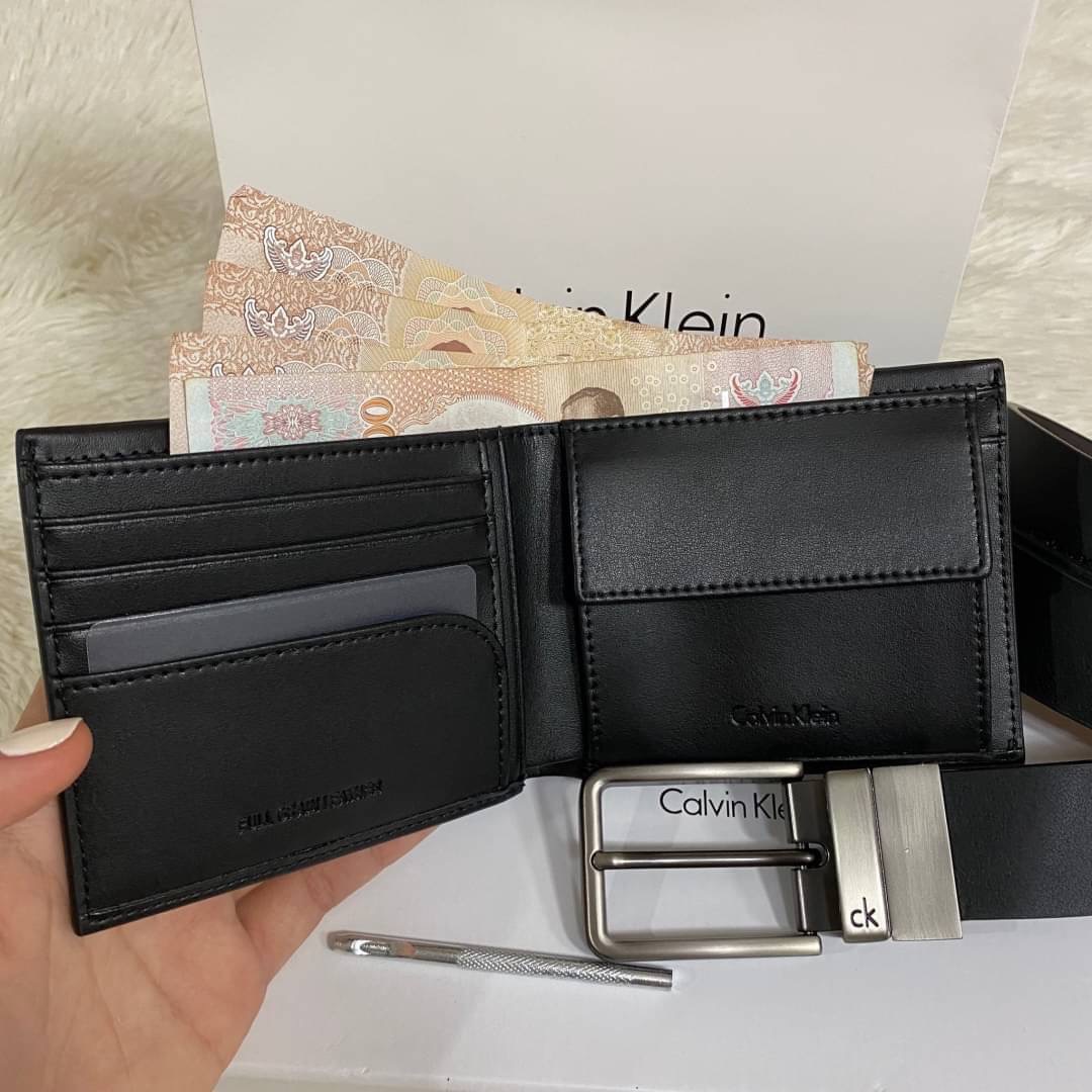 Calvin Klein Leather Belt & Wallet Set Setกระเป๋าสตางค์+เข็มขัด กระเป๋าสตางค์ด้านหน้าตกแต่งด้วยโลหะโลโก้แบรนด์ มีช่องใส่บัตร ช่องใส่ธนบัตร 2 ช่อง เข็มขัดหนังแท้ปั๊มแบรนด์ สามารถสลับใช้ได้ทั้ง 2 ด้าน เข็มขัดปรับระดับได้ 5 ระดับ มาพร้อมที่เจาะรูจ้า