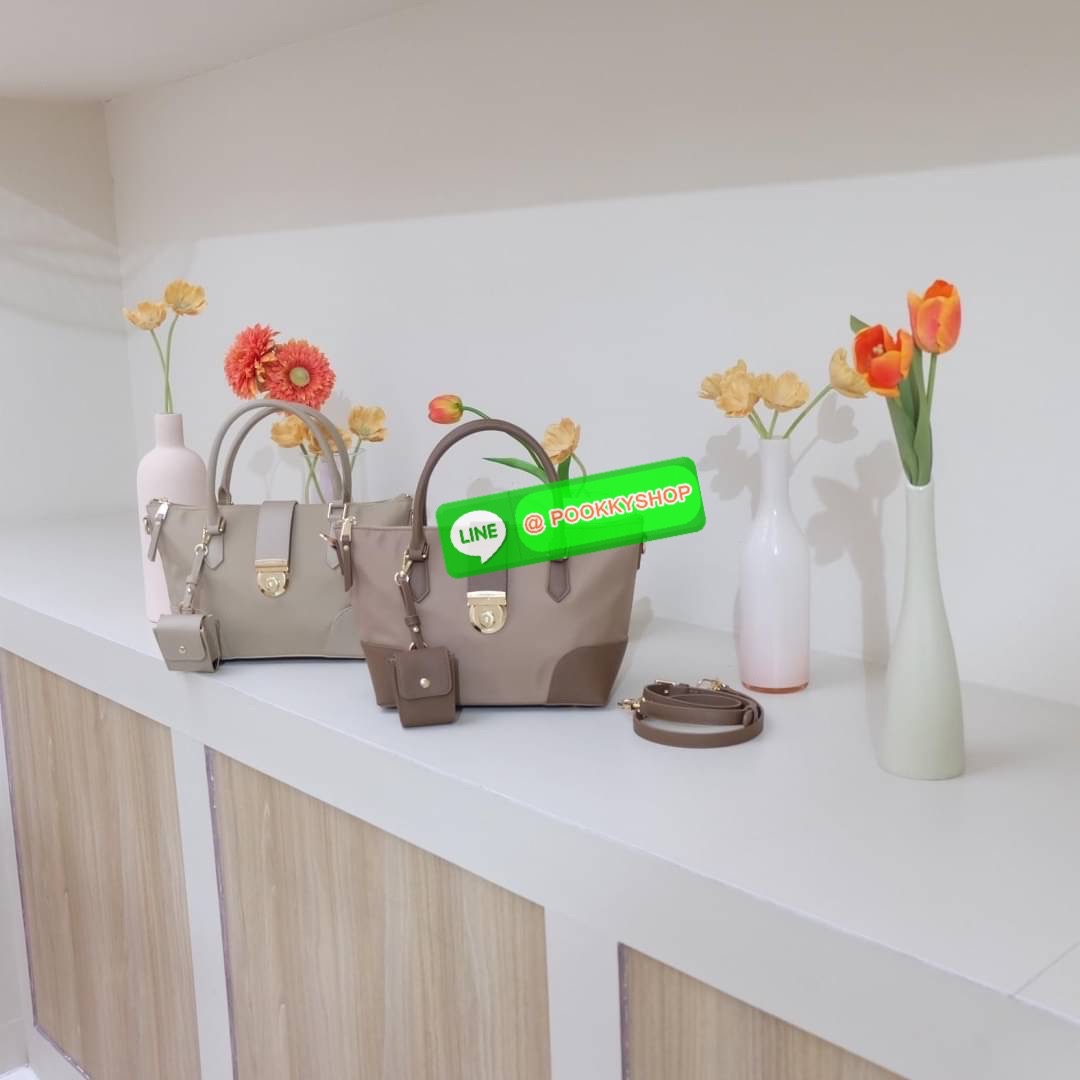 คอลเลคชั่นใหม่ รุ่นขายดี KEEP ‘ Phony bag ‘ อีกรุ่นที่ ถูกถามเข้ามาเยอะที่สุด เป็นกระเป๋า size กลางๆที่ ดีไซน์ให้ออกมาเรียบ หรู หยิบมาใช้งานได้ในทุกๆ วัน