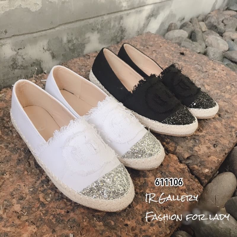 แบบขายดี!! พร้อมส่ง รองเท้าผ้าใบลำลองแฟชั่น แบบสวมแต่งชายรุ่ยดีไซน์สวย มาในรูปแบบวัสดุผ้าแคนวาสเกรด A ปักโลโก้ ด้านหน้าแต่งกลิตเตอร์วิ้งๆ ขอบหุ้มเชือกพันปอ ส้นยางกันลื่นทรงสวย สวมใส่ง่าย สวยนำเทรนด์ก่อนใครที่นี่ที่เดียว