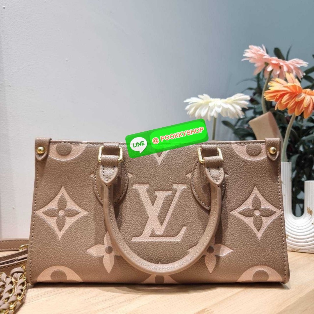 🔆 Model LV on the go east west 🔆 Details ใหม่ล่าสุด ดีไซน์กะทัดรัด กับกระเป๋าทรงโท้ทที่ใครเห็นต้องเป็นคลั่งรัก ยอดฮิต คลาสสิค ผู้ดี หรูหราได้ทุกลุค ทุกสไตล์ มาพร้อมหูจับในตัว คล้องแขน คล้องไหล่ก็ดูแพง หรือจะเกี่ยวสายครอสสะพายข้างก็อัพลุคได
