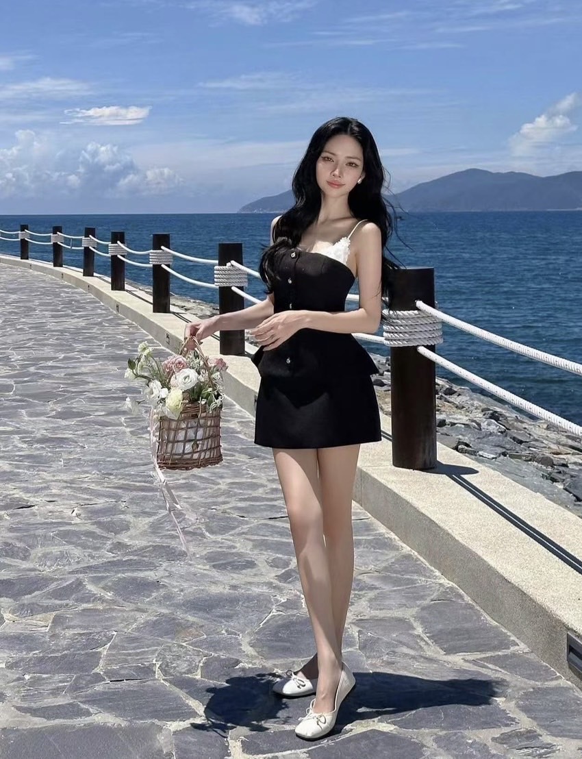 ชุดเซทแฟชั่น เสื้อสวยเก๋ แต่งดอกไม้3Dสีขาว สายสามารถปรับระดับได้