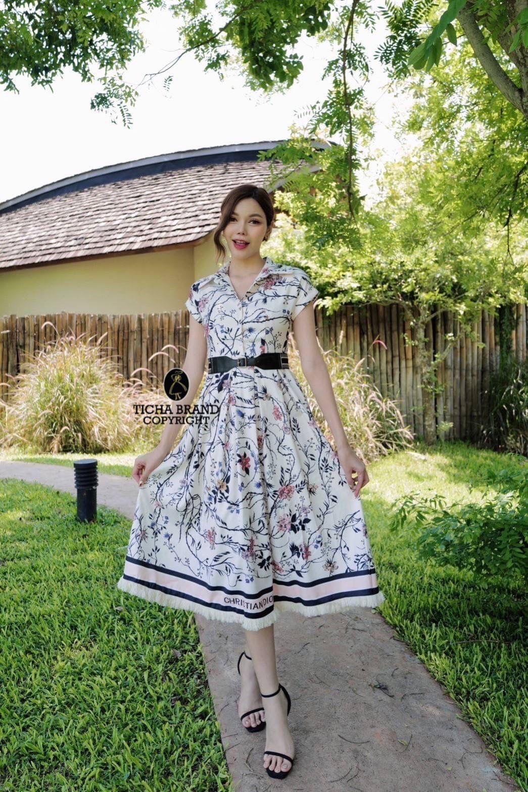 Maxi เดรส ตัวยาวแขนสั้น คอปก ด้านหน้าแต่งกระดุมครึ่งตัว ใช้งานได้จริง งานพิมพ์ลายทั้งชุด ช่วงชายกระโปรงแต่งขนพู่ลุ่ยๆ มาคู่กับเข็มขัดหนังต่อผ้ายางยืดปรับระดับได้ ทรงสวย ผ้าพริ้วใส่สบาย สวยหรูดูดีมากเลยค่า