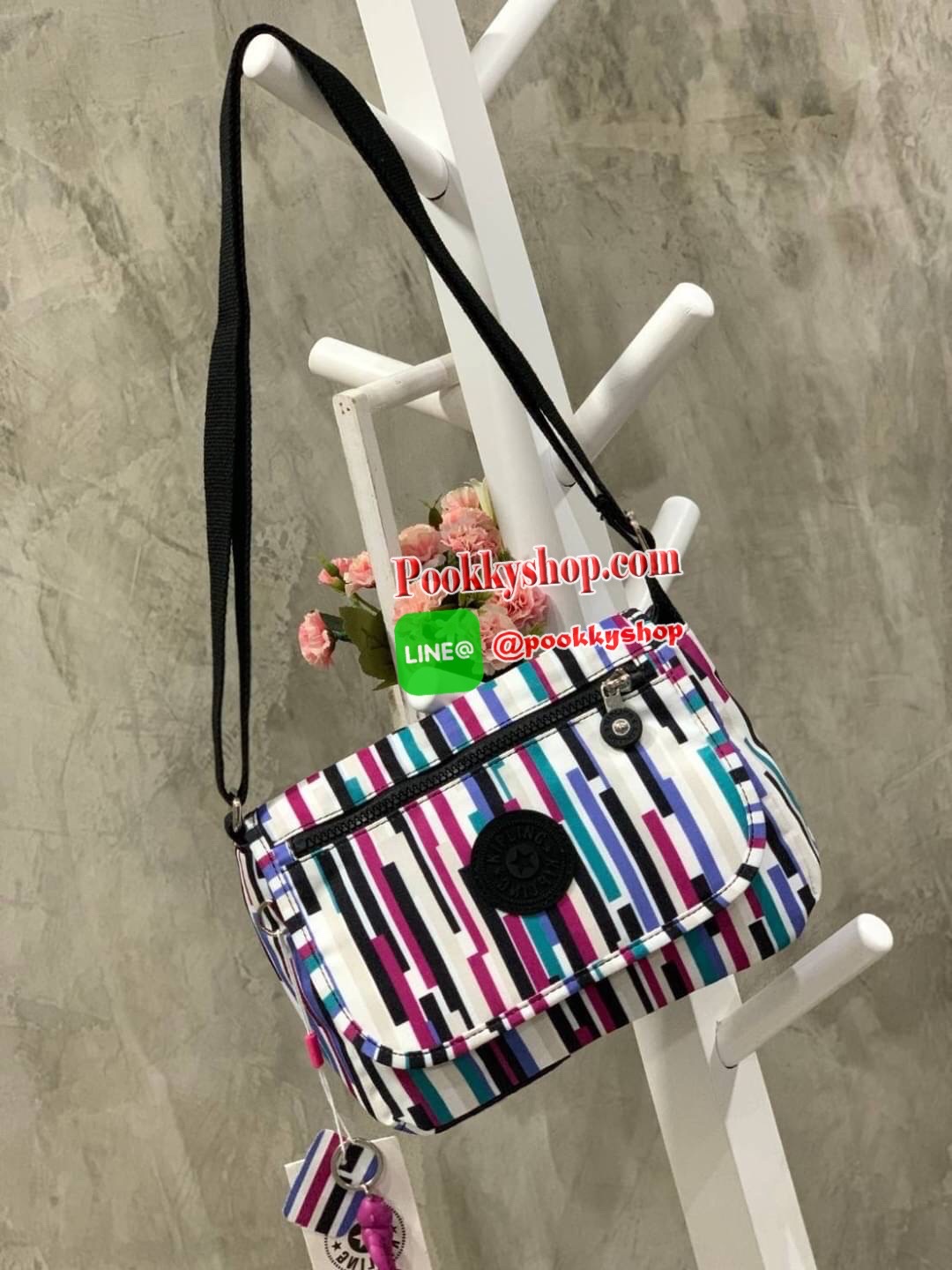 KIPLING SABIAN PRINTED CROSSBODY MINI BAG คอลเลคชั่นใหม่จากpac-man สำหรับสาวๆที่ชื่นชอบกระเป๋าสะพายข้าง ขนาดกำลังดี สะพายได้ทั้งสายคู่และสายเดี่ยว เปิดปิด2ชั้นด้วยกระดุมแม่เหล็กและซิป ภายในกว้างใส่กระเป๋าสตางค์ยาว มินิไอแพคและของจุกจิกอื่นๆได้ สายสะพายปรั