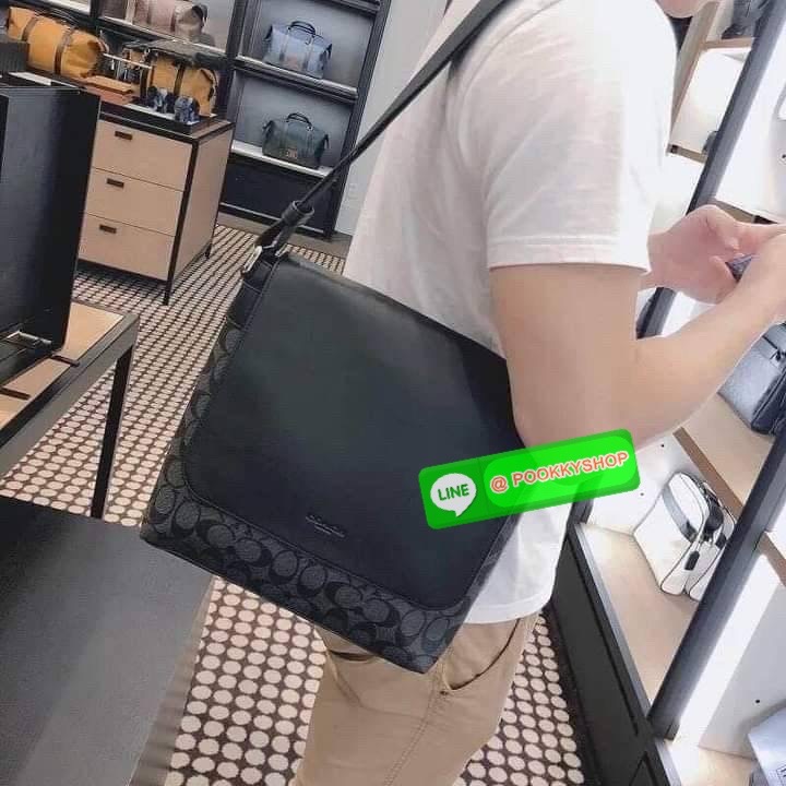 COACH CHARLES SMALL MESSENGER IN SIGNATURE (COACH F54771) กระเป๋าสะพายข้างใบใหญ่ เรียบหล่อดูดียกให้รุ่นนี้เลยคะ วัสดุแคนวาส ผสมหนังแท้อย่างดี อยู่ทรงสวย คุณภาพสุดๆ ฝาเปิดกระเป๋า ล็อคด้วยตัวล็อคแม่เหล็ก แน่นหนามากๆ ช่องด้านใน แยกเก็บของได้เป็นสัดส่วน มีหลา