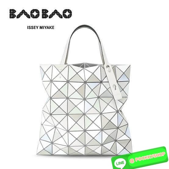 BAOBAO ISSEY MIYAKE QUATRO กระเป๋าไอคอนิกที่ไม่เคยตกเทรนด์! เรียบหรู แต่มีดีไซน์สะดุดตา โครงสร้างสามเหลี่ยมเอกลักษณ์เฉพาะของแบรนด์ ด้านในบุผ้า มีช่องซิปสำหรับเก็บของ น้ำหนักเบา สะพายสบาย ใส่ของได้เยอะมาก