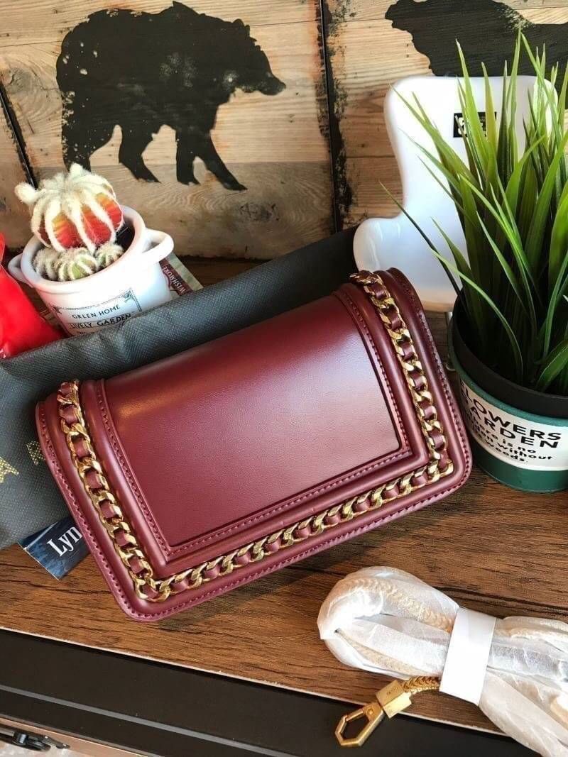 Charles&Keith Chain Rimmed Clutch กระเป๋าสะพายรุ่นใหม่!!ทรงcrossbodyหรือถอดสายถือเป็นทรงคลัชท์ได้ มีดีเทลโซ่ร้อยหนังรอบใบ เปิดปิดด้วยกระดุมแม่เหล็กใช้งานง่าย ภายในมีช่องซิป ช่องเสียบบัตรและช่องใหญ่ใส่ตระกูลพลัสได้ แยกเป็นสัดส่วน มาพร้อมสายสะพายแบบโซ่ต่อหน