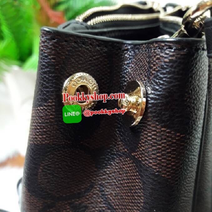 COACH F67027 MINI SURREY CARRYALL IN SIGNATURE CANVAS (COACH F67027) รุ่น 9 นิ้ว Coach ทรง prada รุ่นนี้มี 2 ซิป และช่องใส่ของด้านในเยอะมากๆ เกินคุ้มเลยทีเดียว พลาดไม่ได้แล้วววว ✔หูจับยาว4นิ้ว ✔สายสะพายยาว23นิ้ว