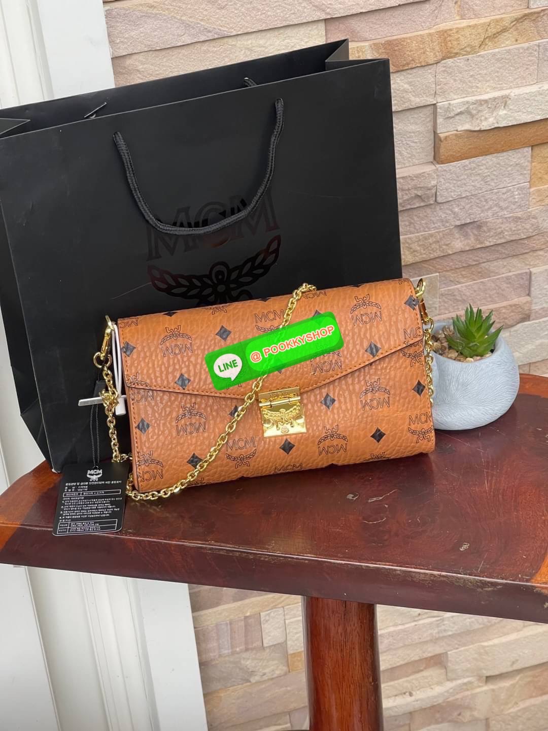 MCM Millie Flap Crossbody In Visetos ในฐานะตำนานที่ยังคงอยู่ กระเป๋าจากคอลเล็กชั่น Millie นี้ มีเรื่องราวของ MCM แทรกซึมอยู่ในทุกองค์ประกอบ กระเป๋าใช้งานแบบCrossbody โดยฝาปิดกระเป๋าตัดเย็บจากผ้าใบเคลือบผิวพิมพ์ลาย Visetos (Visetos Canvas) ถือเป็นไอเทมในฝั