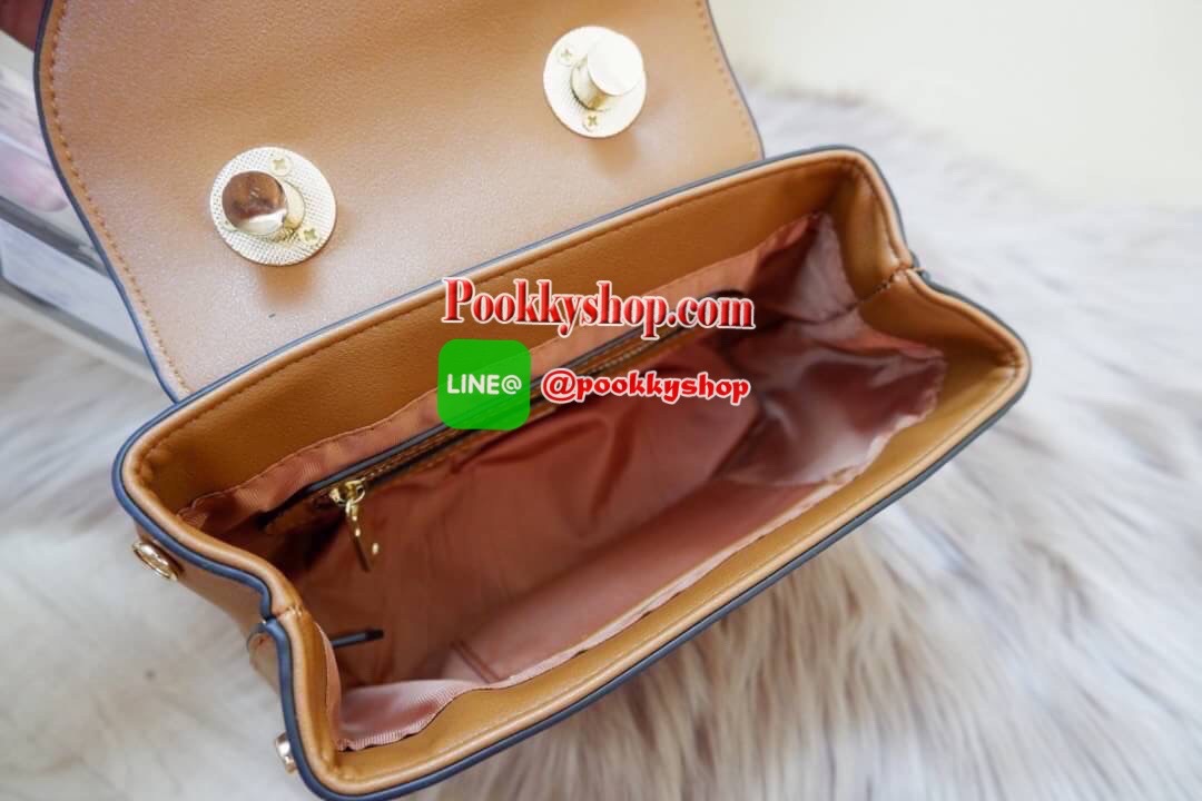 Lyn กระเป๋าหิ้วมาพร้อมสายสะพาย ขนาดกลางๆไม่เล็กไม่ใหญ่ ดีไซน์สวยน่ารัก ด้านในมีป้ายโลหะปั๊มแบรนด์ ใต้กระเป๋ามีหมุดรองทั้ง 4 มุม รูปทรงสวยเก๋ขนาดนี้ ไม่มีไม่ได้นะคะ