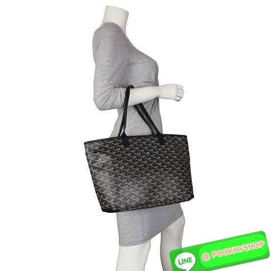 Goyard Artois MM Bag กระเป๋า Artois MM เป็นกระเป๋าที่มีซิปด้านบนเพิ่มคงามปลอดภัย ภายในพื้นที่กว้างเพื่อจัดระเบียบข้าวของของคุณ มันโดดเด่นด้วยฐานด้านล่างทั้งสองมุมเย็บต่อด้วยหนังใช้งานในแบบทางการหรือกึ่งทางการก็ได้