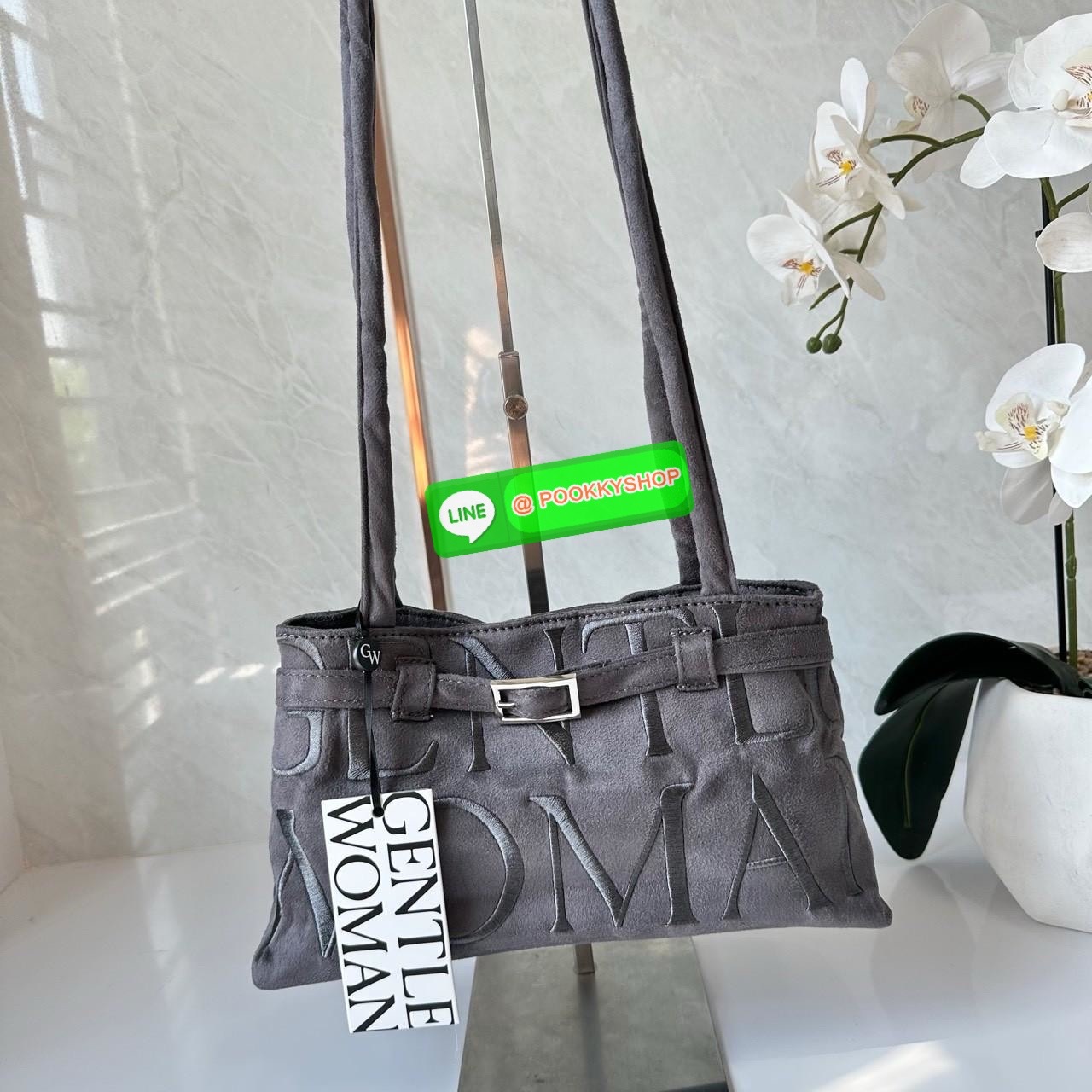 GENTLEWOMAN SUEDE BALLERINA BAG 🔖กระเป๋า Ballerina Bag ในวัสดุหนังกลับ (suede edition) พร้อมโลโก้ปักสีเดียวและรายละเอียดหัวเข็มขัด ทำให้ดูเก๋มีสไตล์โดดเด่น 🔖วัสดุ: หนังกลับ 🔖เปิด-ปิดแบบสแน๊บแม่เหล็ก ภายช่องโล่งกว้างจุของได้เยอะ