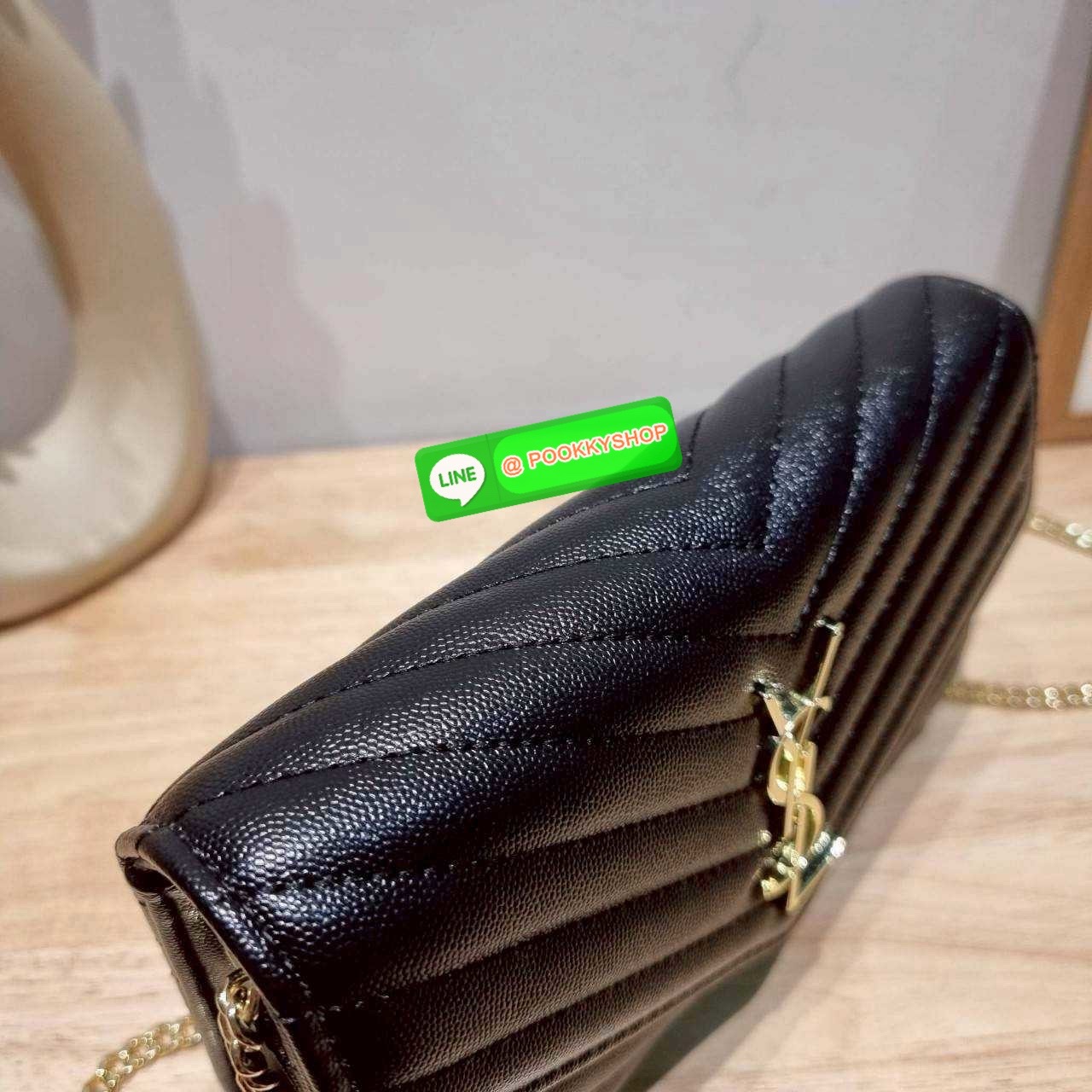 🔆 Model YSL clutch bag with chain ไม่เคยผิดหวังจริงๆ!! กับรุ่นที่สาวๆรู้กัน กระเป๋าสะพายพรีเมี่ยมกิ๊ฟ จากเคาน์เตอร์ vip dutyfree ทรง woc สุดฮอต ดีไซน์เรียบหรู โดดเด่นด้วยโลโก้ด้านหน้า เพิ่มดีเทลความผู้ดี ใช้งานง่ายเพียงแค่เปิด-ปิดด้วยกระดุมแม่เหล็