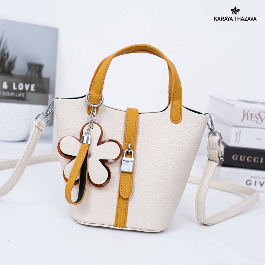 แบรนด์แท้ KARAYA รุ่นใหม่ ทรงถัง ภายในกว้างจุของได้เยอะคะ แถมฟรีพวงกุญแจ น่ารักมาก