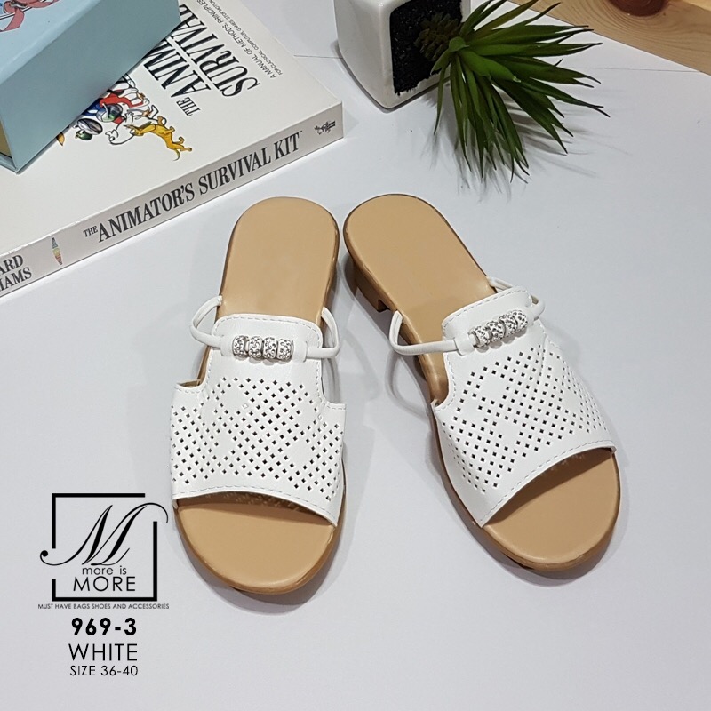 พร้อมส่ง… รองเท้าลำลองพื้นนิ่ม มาล้าววววว... รองเท้าลำลองพื้นนิ่มมากกกก... ส้นเตี้ย หน้าคาดหนัง pu ฉลุลาย แต่งดีเทลสายคาดเส้นเล็กๆ พร้อมประดับเพชรเล็กๆ ดูหรูหรา ใส่ง่าย match กับทุกชุด ราคาดี๊...ดี สาวๆ ไม่ควรพลาด รีบจับจองกันเลยน้าาา...