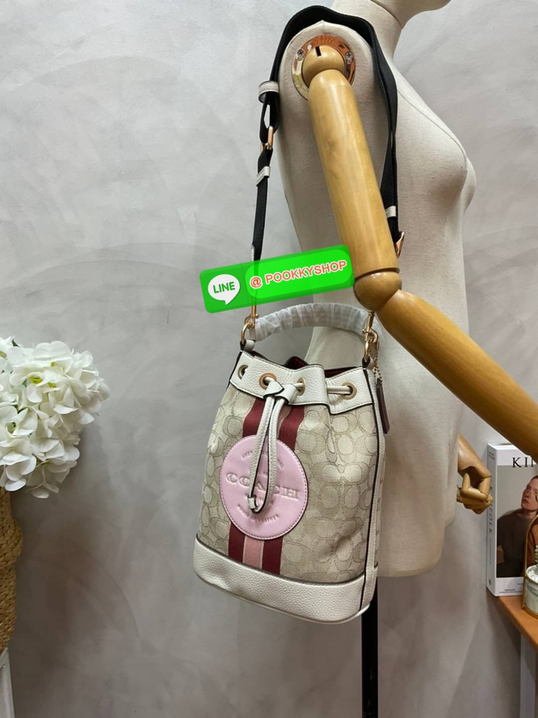 New arrival! 🌈น้องใหม่ล่าสุด สวยหรู ดูดีมากๆค่ะ! COACH DEMPSEY DRAWSTRING BUCKET BAG ((C4100//C4102)) พร้อมส่งที่ไทยค่ะ! กระเป๋าทรงขนมจีบ หนังแท้นิ่มสวยมากๆค่ะ จุดเด่นด้านหน้าปั้มโลโก้แบรนด์ ปากกระเป๋าแบบหูรูดใช้งานง่าย ภายในสามารถใส่ของจำเป็นในชี