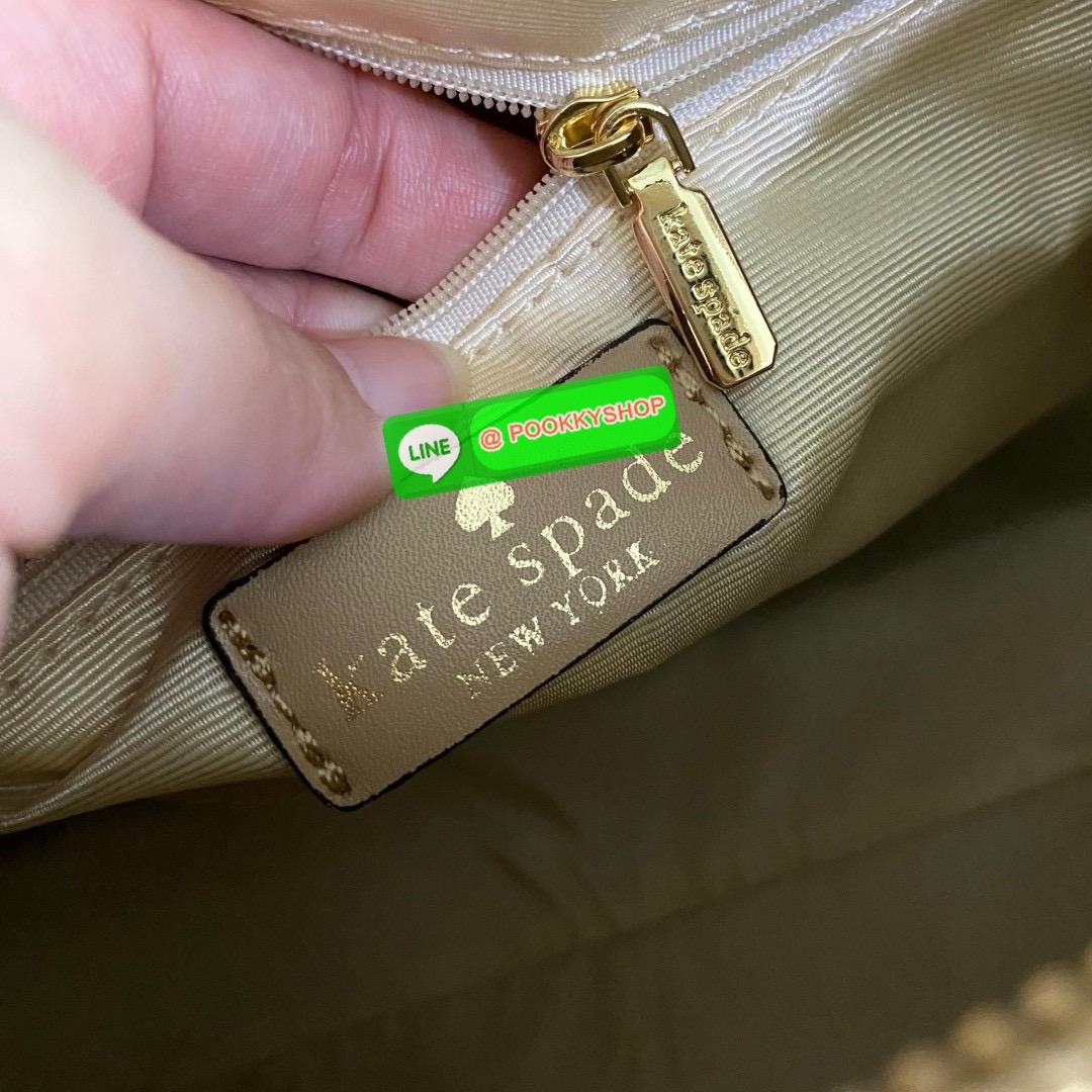 KATE SPADE NEW YORK SPADE FLOWER JACQUARD MANHATTAN DOCTORS BAG กระเป๋าถือหรือสะพายใบใหญ่ทรงหมอน โดดเด่นด้วยลวดลายเอกลักษณ์ทั้งใบ ด้านหน้าตกแต่งด้วยชื่อแบรนด์ เปิด-ปิดกระเป๋าด้วยซิปคู่ ด้านในโล่งกว้าง จุของได้เยอะมากค่ะ มีช่องซิปเล็กและช่องใส่ของจุกจิกค่ะ