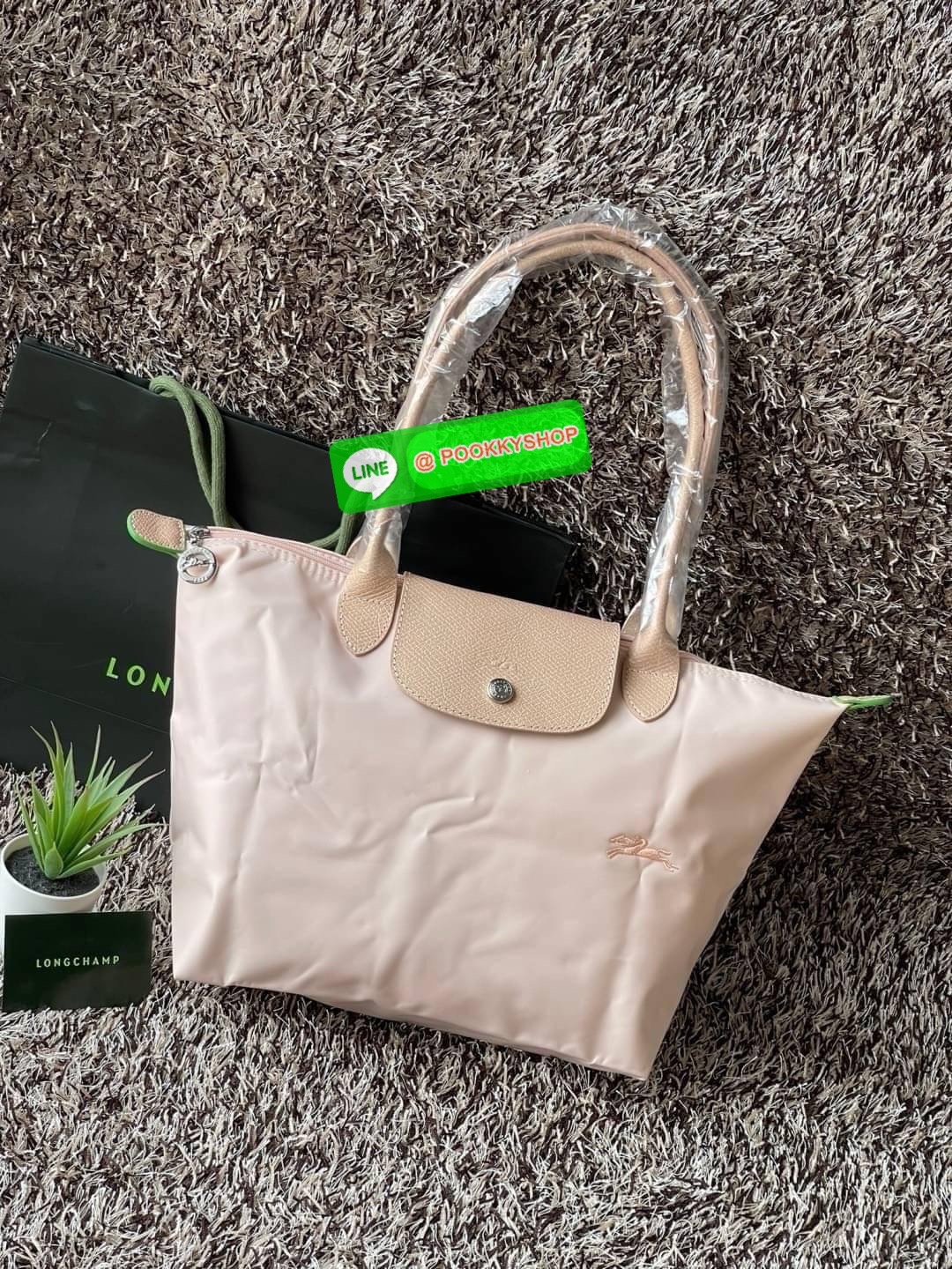LONGCHAMP LE PLIAGE GREEN Shoulder bag S กระเป๋าใบนี้ดึงดูดใจคุณด้วยรูปทรงมินิมอลและกะทัดรัด หูกระเป๋าที่ยาวช่วยให้คุณสะพายไหล่ได้อย่างสบาย การปิดด้วยซิปช่วยให้มั่นใจได้ว่าสิ่งของทั้งหมดของคุณปลอดภัย Longchamp ดึงแรงบันดาลใจจาก origami สร้าง LE Pliage Gre