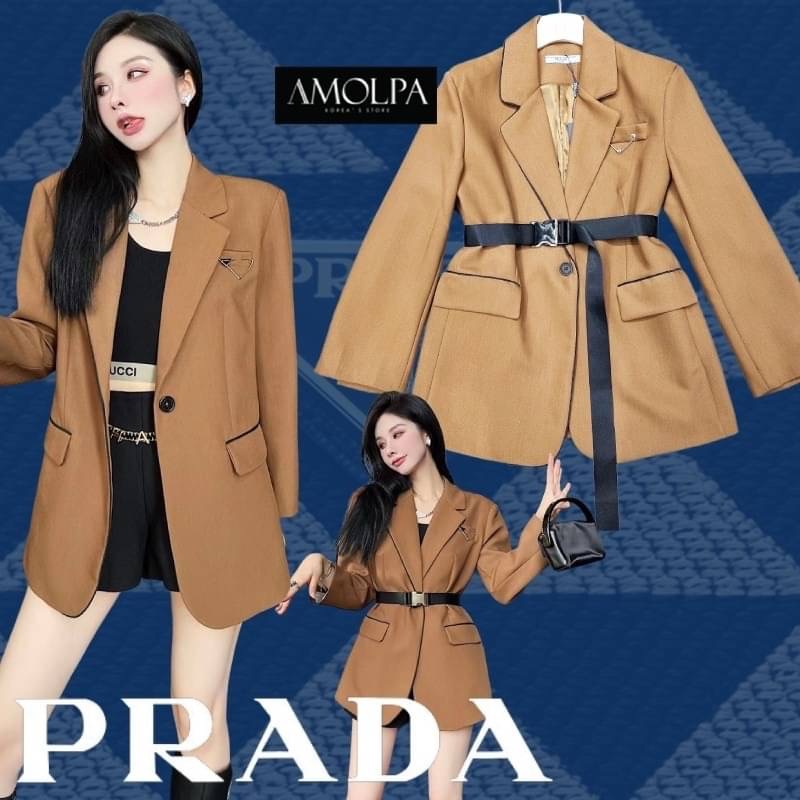 ตัวเสื้อเป็นสูท BLAZER งาน PRADA WITH BELT ด้านหน้าแต่งกระดุม มีกระเป๋าล้วงด้านหน้า งานดีมากกก ผ้าอย่างหนัก มีซับในในตัว งานเนี๊ยบ *** งานการันตรี คุณภาพดีสุดๆคะ*** งานดีแบบนี้สาวๆทราบแล้ว รีบจองด่วนก่อนหมดน้ะจ้าา ป้าย Tag PRADA