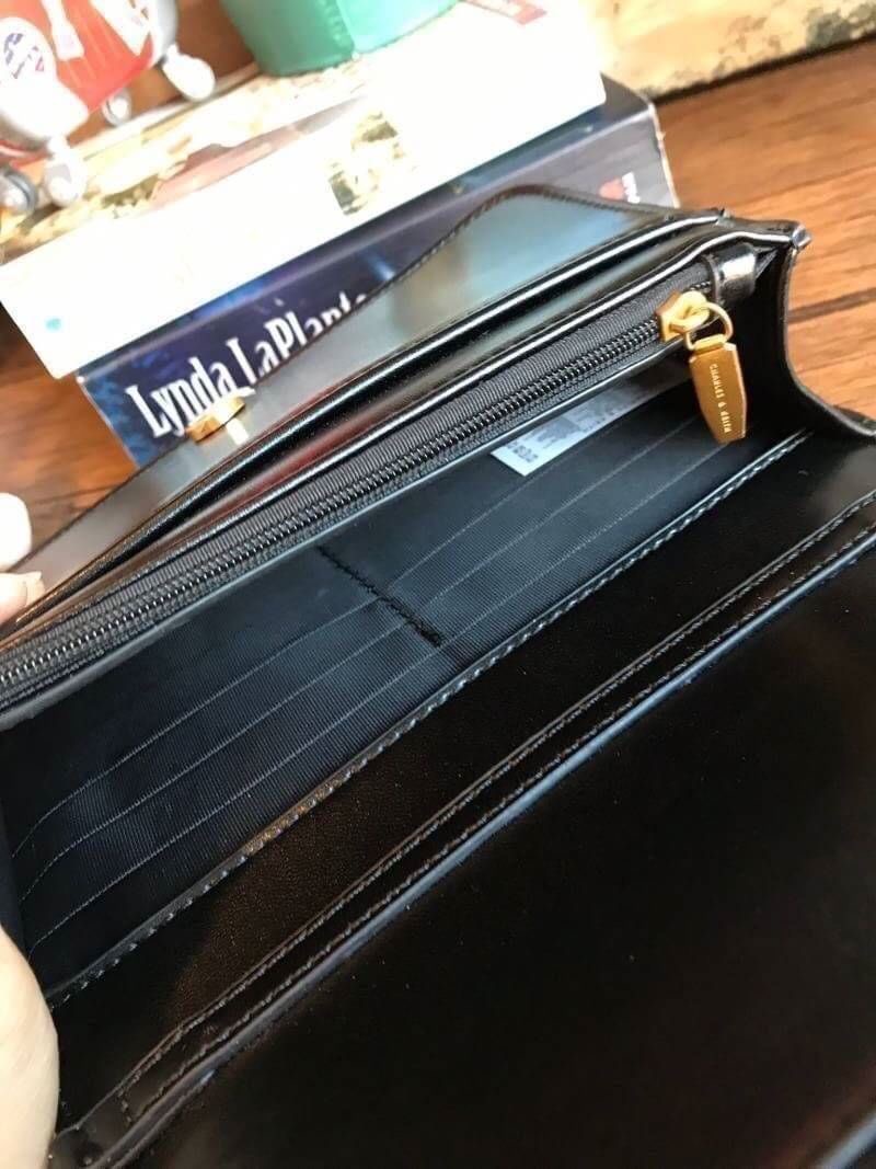 Charles&Keith Chain Rimmed Clutch กระเป๋าสะพายรุ่นใหม่!!ทรงcrossbodyหรือถอดสายถือเป็นทรงคลัชท์ได้ มีดีเทลโซ่ร้อยหนังรอบใบ เปิดปิดด้วยกระดุมแม่เหล็กใช้งานง่าย ภายในมีช่องซิป ช่องเสียบบัตรและช่องใหญ่ใส่ตระกูลพลัสได้ แยกเป็นสัดส่วน มาพร้อมสายสะพายแบบโซ่ต่อหน