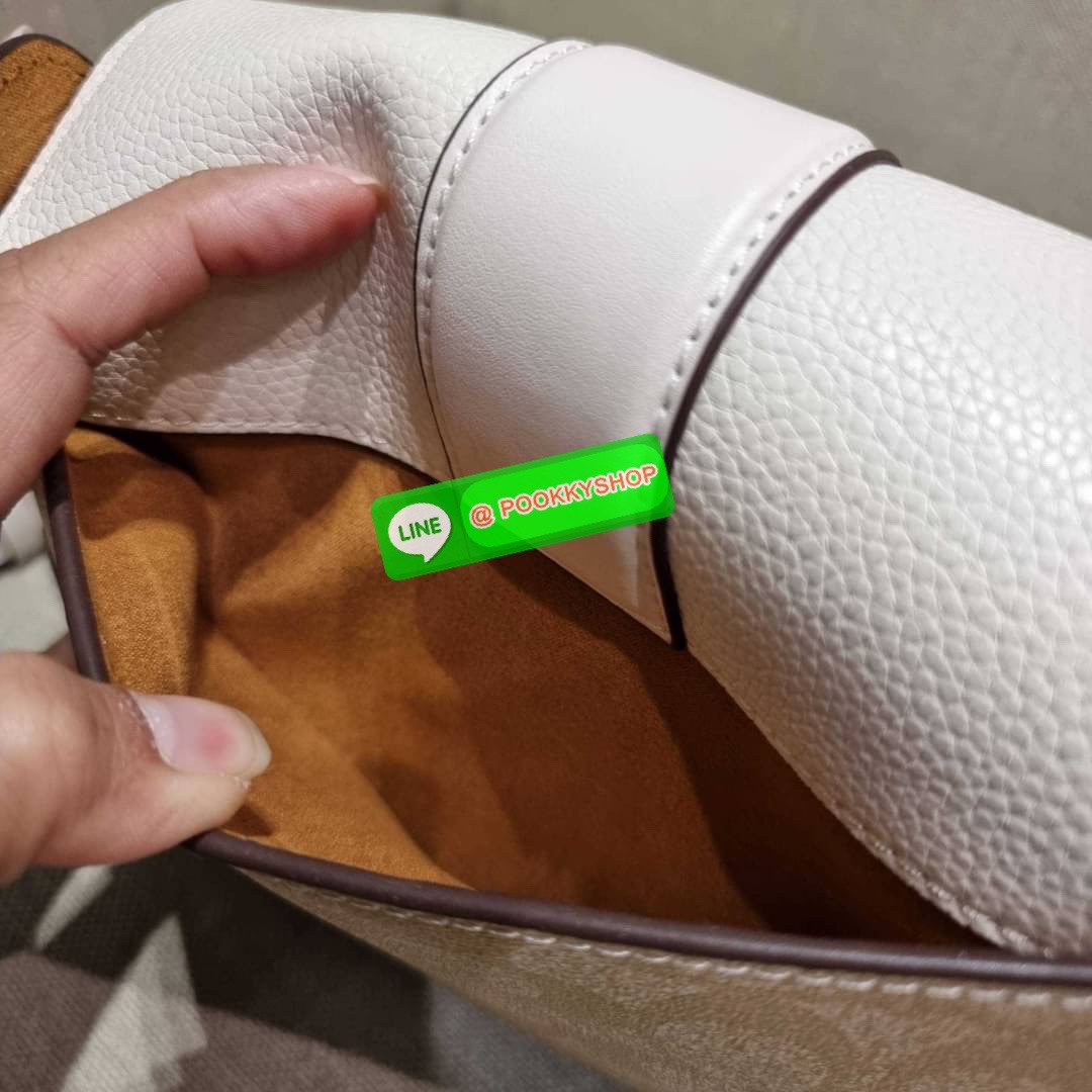 COACH C3593 GEORGIE SADDLE BAG IN COLORBLOCK SIGNATURE CANVAS WITH RIVETS ยกระดับความหรูให้กับตัวเองกันหน่อย ด้วยกระเป๋ารุ่นนี้!! ครอสบอดี้ที่ดีไซน์หรู อัพเลเวล ในราคาที่จับต้องได้ วัสดุหนังแคนวาสเคลือบสลับหนังเรียบ พิเศษไปอีกตกแต่งขอบด้วยหมุด เพิ่มดีเทลก