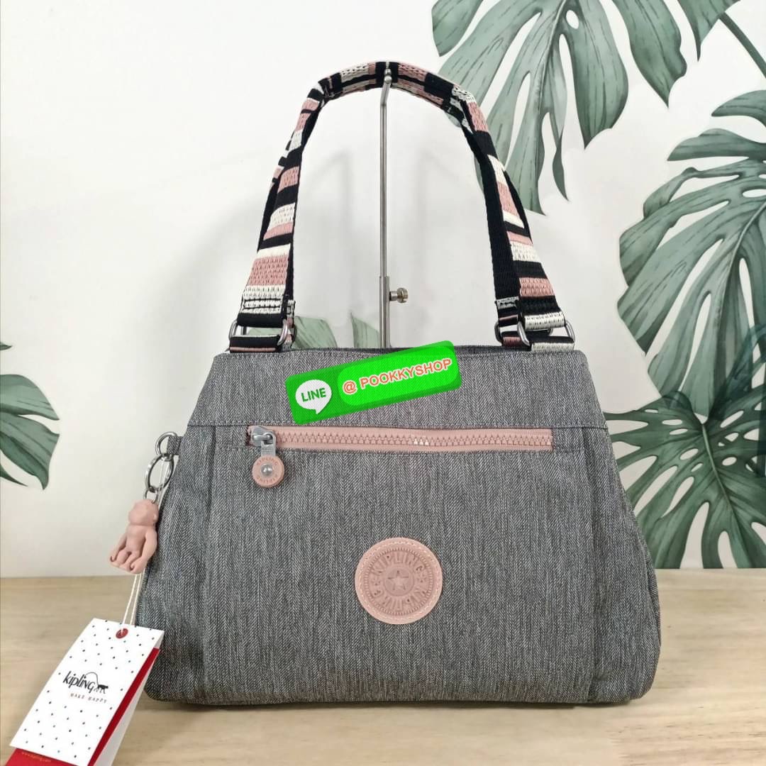 KIPLING ELISE HANDBAG กระเป๋าถือและสะพายไหล่ ขนาดกำลังพอดี จุของได้มาก มีหูจับสองสาย ถือสะดวก น้ำหนักเบา มีช่องซิป ด้านหน้า ช่อง กระเป๋าหลักเปิด-ปิดด้วยซิป มี3 ช่องว่างใส่ของได้จุมากๆ ใส่มือถือได้ กระเป๋าสตางค์ใบยาว และ เครื่องสำอางค์ได้หลายชิ้นเลยค่ะ เก็