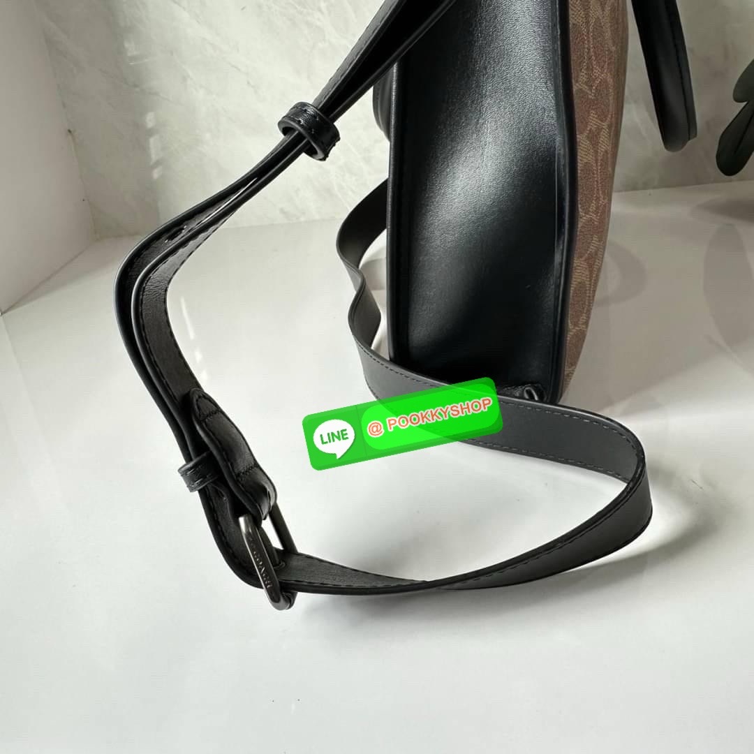 Coach Gotham Folio In Signature Canvas c2682 🔖กระเป๋าใส่เอกสาร Gotham เป็น กระเป๋าเอนกประสงค์ทำให้จัดเก็บเอกสารได้อย่างเรียบง่าย 🔖วัสดุ: แคนวาสตัดหนังแท้ 🔖เปิด-ปิดแบบซิป ด้านบน ภายในมีช่องแยกใส่เอกสารมีพื้นที่สำหรับใส่แล็ปท็อปขนาด