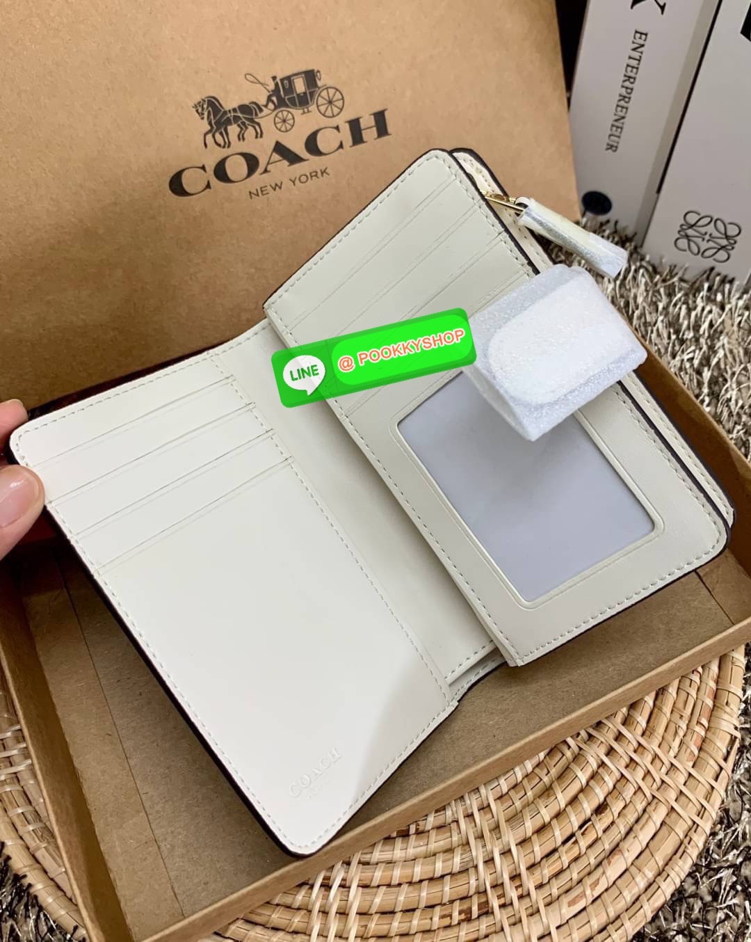 COACH MEDIUM CORNER ZIP WALLET WITH DANDELION FLORAL PRINT ((2855)) พร้อมส่งความสวย แถมความหมายดีด้วยค่ะ! กระเป๋าเงินใบกลาง ลายดอก Dandeloin ทั้งใบสวยงามมากๆนะคะ มีช่องใส่ธนบัตรหนึ่งช่อง;ช่องใส่บัตรได้ถึง10ช่อง;และช่องซิปสำหรับใส่เหรียญอีกหนึ่งช่องค่ะ &#x