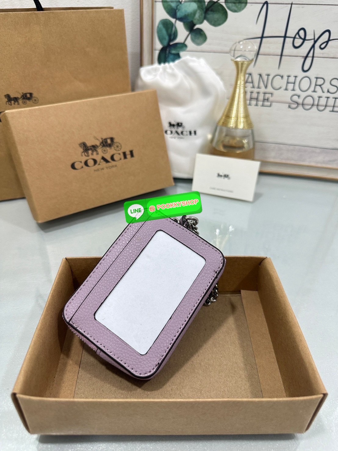 💗Coach C0058 Zip Card Case In Signature Canvas💗 กระเป๋าใบนี้นอกจากช่องใส่บัตรแล้ว ด้านหลังยังมีช่องสำหรับใส่ธนบัตรหรือเหรียญสามารถเปิดปิดได้ด้วยซิป เพิ่มลูกเล่นเป็นสายโซ่คล้องมือ หรือคล้องกับกระเป๋าก็ได้เช่นกัน ขนาดกะทัดรัด พกพาสะดวก การดู