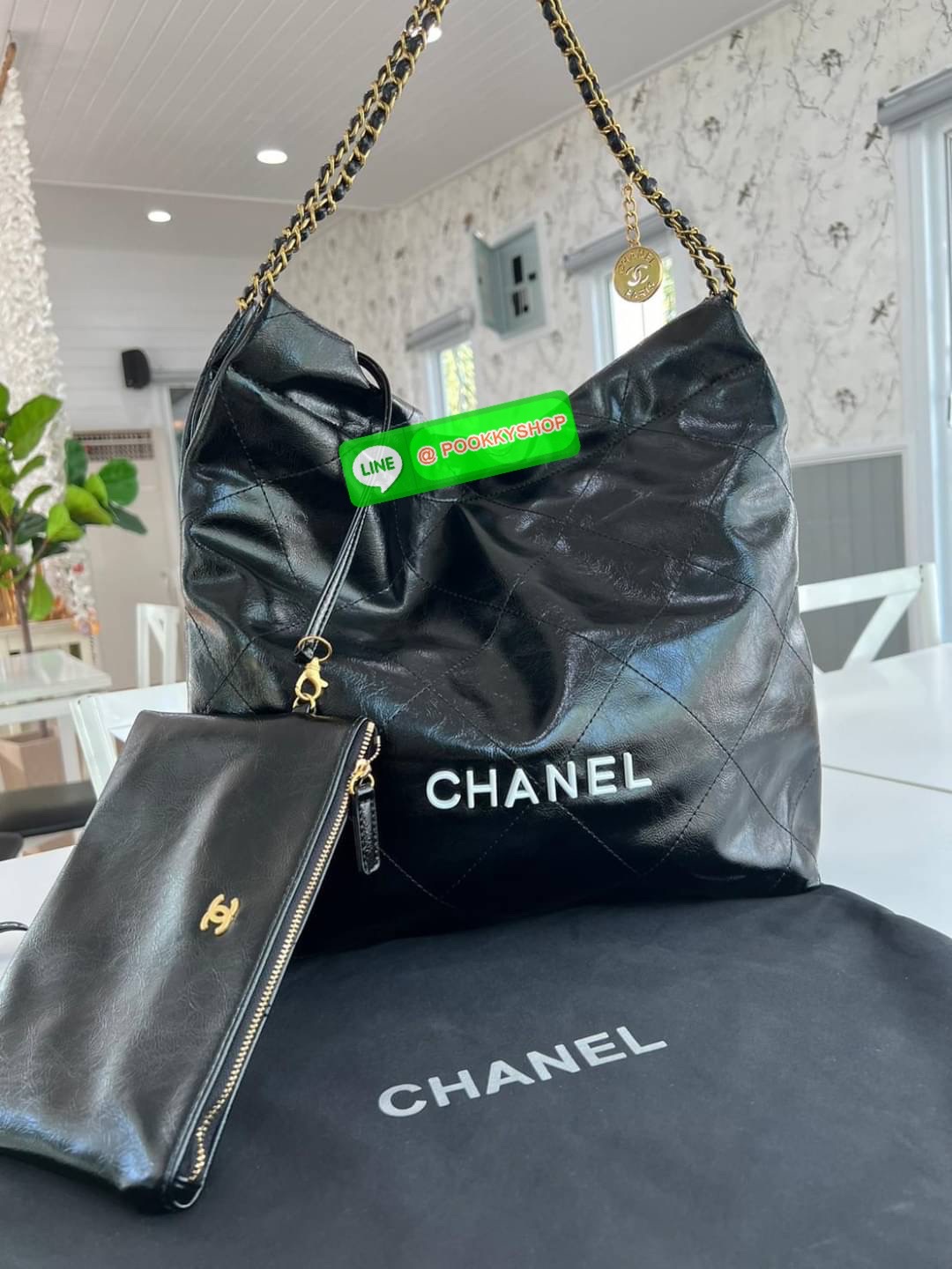 New Arrivals!!! CHANEL BAG VIP GIFT WITH PURCHASE (GWP) พรีเมี่ยมกิ๊ฟสุดหรู วัสดุหนังแกะสังเคราะห์นุ่ม ลื่น มันเงา อะไหล่ทองหรูหรา ไอเท็มมาแรง เกินต้านน ดีเทลเรียบๆแต่หรูหรา ใช้ได้ทุกโอกาศ เปิด-ปิด ด้วยกระดุมแม่เหล็ก ภายในโล่ง มีช่องซิป มาพร้อมใบลูกใส่ตัง