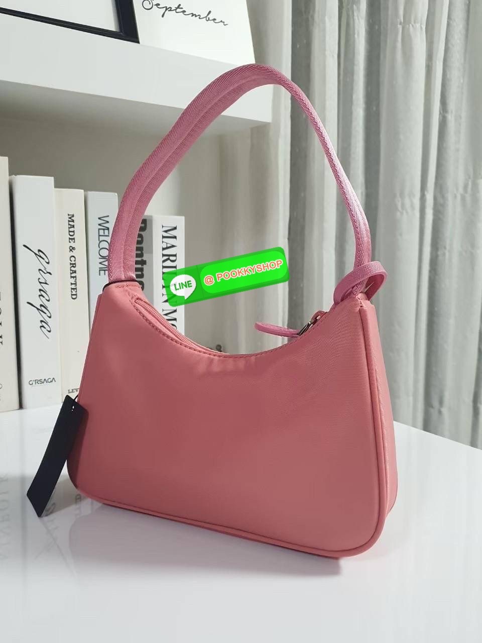รุ่นใหม่แนะนำ!! รุ่นขายดีในตำนานค่ะ กับงานพรีเมี่ยมกิ้ฟท์ PRADA NYLON HANDBAGS ขนาดกะทัดรัด #อะไหล่เงิน วัสดุทำจากผ้าNylon อย่างหนา อยู่ทรง กันน้ำได้ หายห่วงคะ ด้านหน้ามีโลโก้แบรนด์ เปิดปิดด้วยซิป มาพร้อมสายผ้า ไม่สามารถถอดได้ ภายในบุผ้าลายPrada และป้ายโล