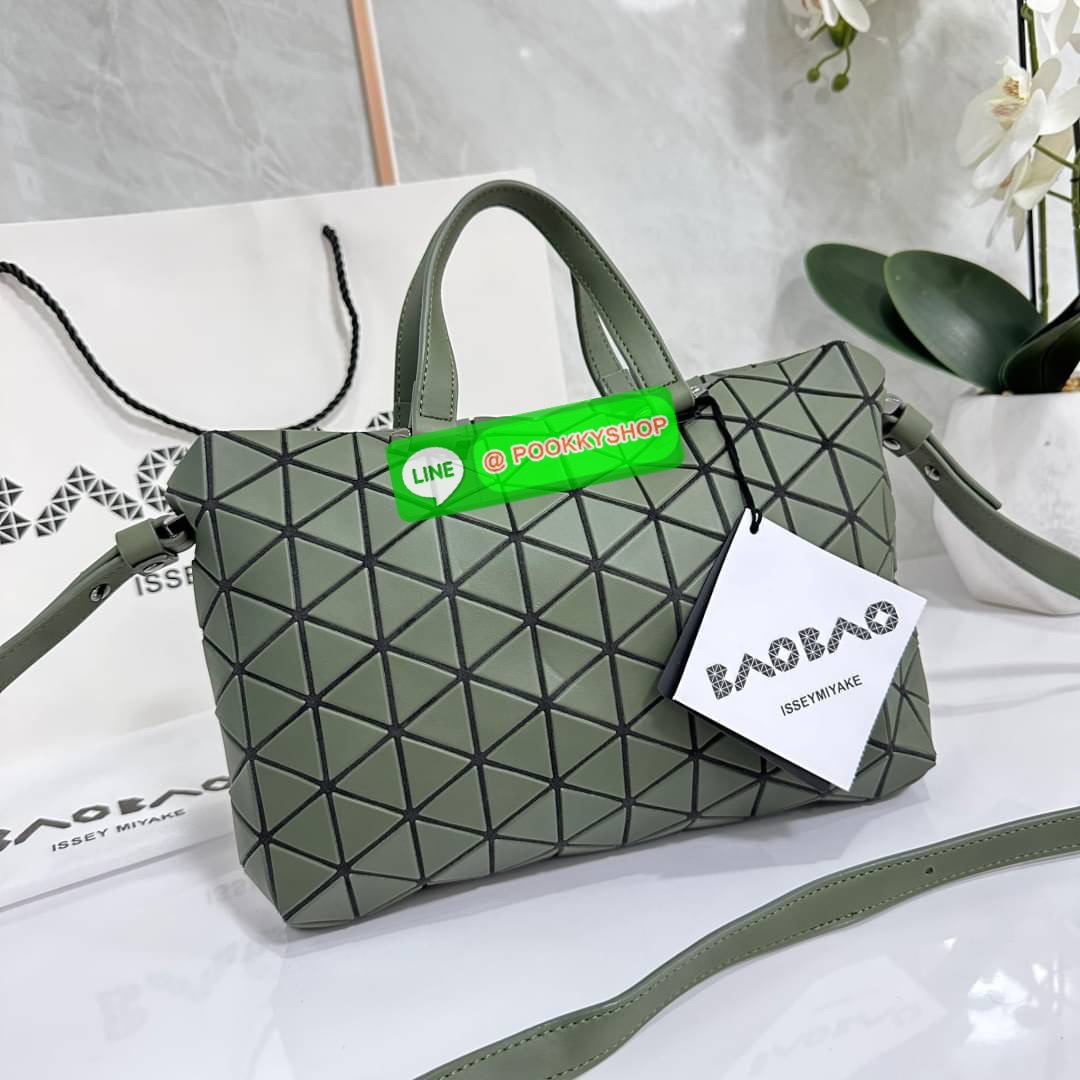 Bao Bao issey Miyake Tonneau Small Matte Bao Bao Issey Miyake รุ่น TONNEAU (ทอนโนะ) กระเป๋าทรง Boston Bag ที่โดดเด่นด้วยลายแพทเทิร์น 3 เหลี่ยมด้านเท่าเรียงต่อกัน ทำให้กระเป๋าใบนี้มีความโดดเด่นทั้งในเรื่องของดีไซน์ที่ทันสมัย และการใช้งานที่ครบทุกฟังก์ชั่น