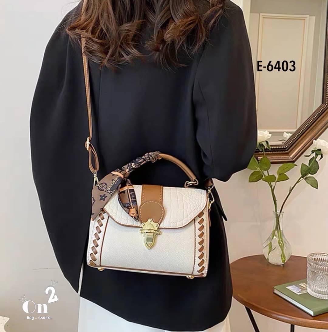 สุดปังงงไปเลยค่าา ทรงเหลี่ยม ฝาปิดลายหนังจระเข้ อะไหล่ทอง มาพร้อมสายสะพายยาว 1 เส้น สามารถถอดสาย ถือเก๋ๆได้ หรือใส่สายยาว crossbody ได้เลยค่ะ