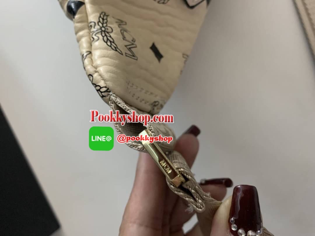 MCM Fursten ลาย Visetos กระเป๋าคาดอก/เอว ที่เข้ากับทุกไลฟ์สไตล์ จะคาดรอบเอวหรือพาดลำตัวก็ให้ลุคสตรีทแบบทันสมัย วัสดุหนังสังเคราะห์เคลือบผิวลาย Visetos หนังดีมากๆ ค่ะเปิด-ปิดด้วยซิป 2 ทาง ด้านหลังมีช่องซิปยาว 1 ซิป ด้านในโล่งกว้าง และมีช่องสำหรับเก็บของจุก