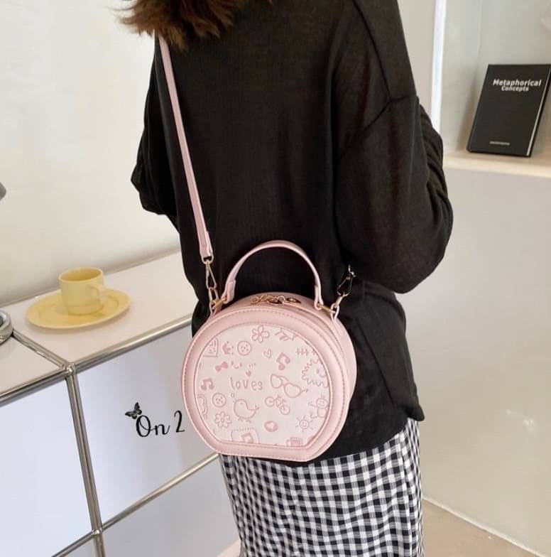 กระเป๋าแฟชั่นทรงกลม สไตล์มินิมอล งานซิปหนังpu อะไหล่ทอง สายสะพายยาวแบบ Cross body ปรับระดับได้ ทรงสวยงานน่ารักมากค่ะ