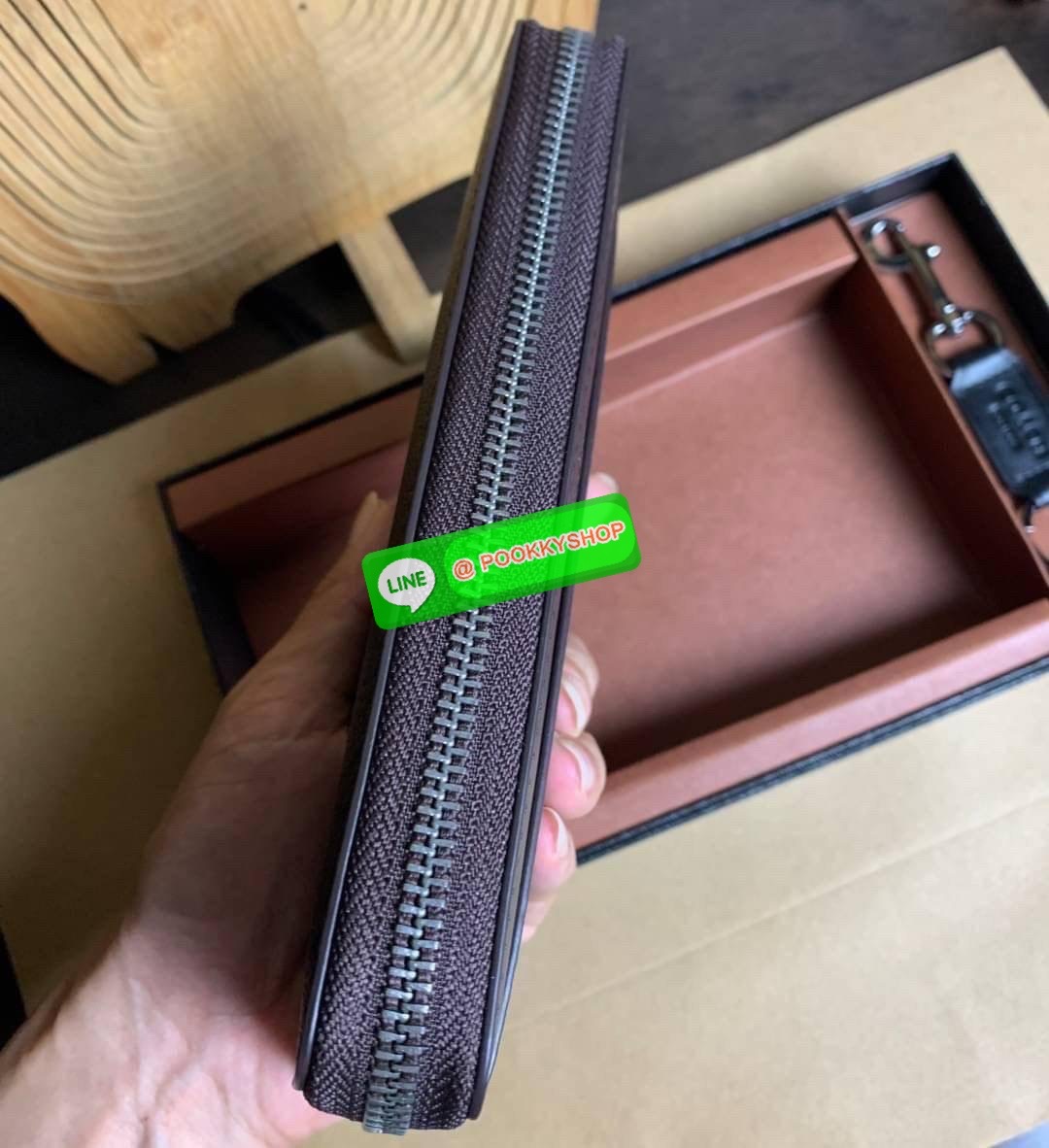 COACH ACCORDION ZIP WALLET IN SIGNATURE CANVAS กระเป๋าสตางค์ใบยาว ซิปรอบ ใช้งานง่าย ด้วยฟังค์ชั้น ด้านใน ใส่บัตรได้จุใจ มีช่องซิปใส่เหรียญตรงกลาง โดนใจหลายๆคนไปเรียบร้อยและคลาสสิค เรียบหรูดูแพงตลอดกาล ยกให้รุ่นนี้เลย