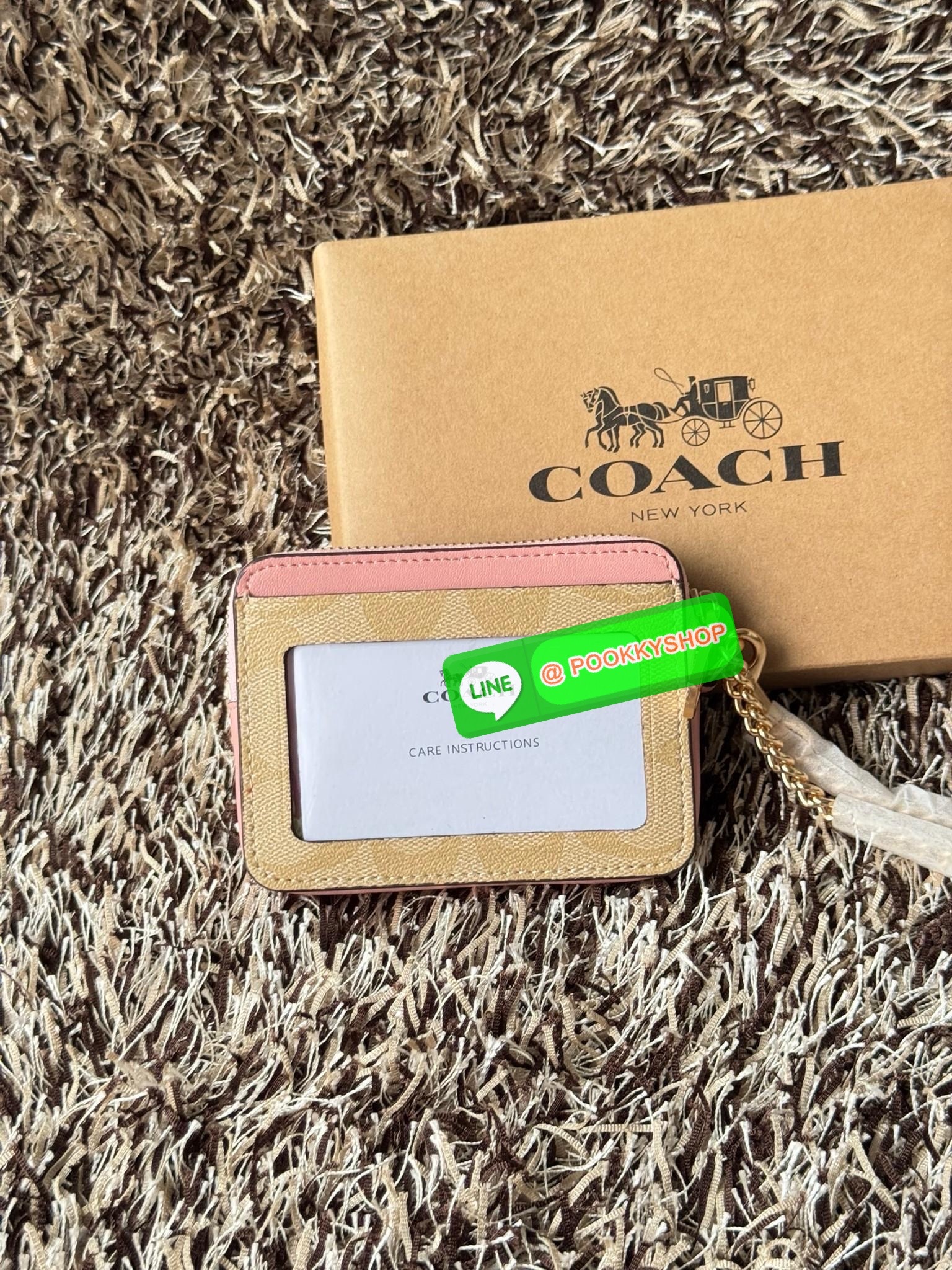 Coach Signature Zip Card Case (C0058) กระเป๋าใบนี้นอกจากช่องใส่บัตรแล้ว ด้านหลังยังมีช่องสำหรับใส่ธนบัตรหรือเหรียญสามารถเปิดปิดได้ด้วยซิป เพิ่มลูกเล่นเป็นสายโซ่คล้องมือ หรือคล้องกับกระเป๋าก็ได้เช่นกัน ขนาดกะทัดรัด พกพาสะดวก การดูแลรักษาง่าย ยังให้ลุคที่ดู